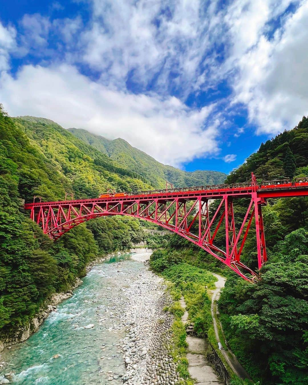 JALさんのインスタグラム写真 - (JALInstagram)「. 富山県 #黒部峡谷鉄道 のトロッコ電車🚋 どこまでも広がる大自然が楽しめます✨ #NoPlanNoProblemJune . . Photo by @saamnmnmnmy Post your memories with #FlyJAL  #JapanAirlines #JAL #travel #渓谷 #トロッコ電車 #富山県 #山彦橋 #富山 #黒部 #観光スポット #富山旅行 #緑 #自然 #絶景 #絶景スポット #日本 #日本の絶景 #国内旅行 #旅行 #日本航空」6月26日 17時30分 - japanairlines_jal