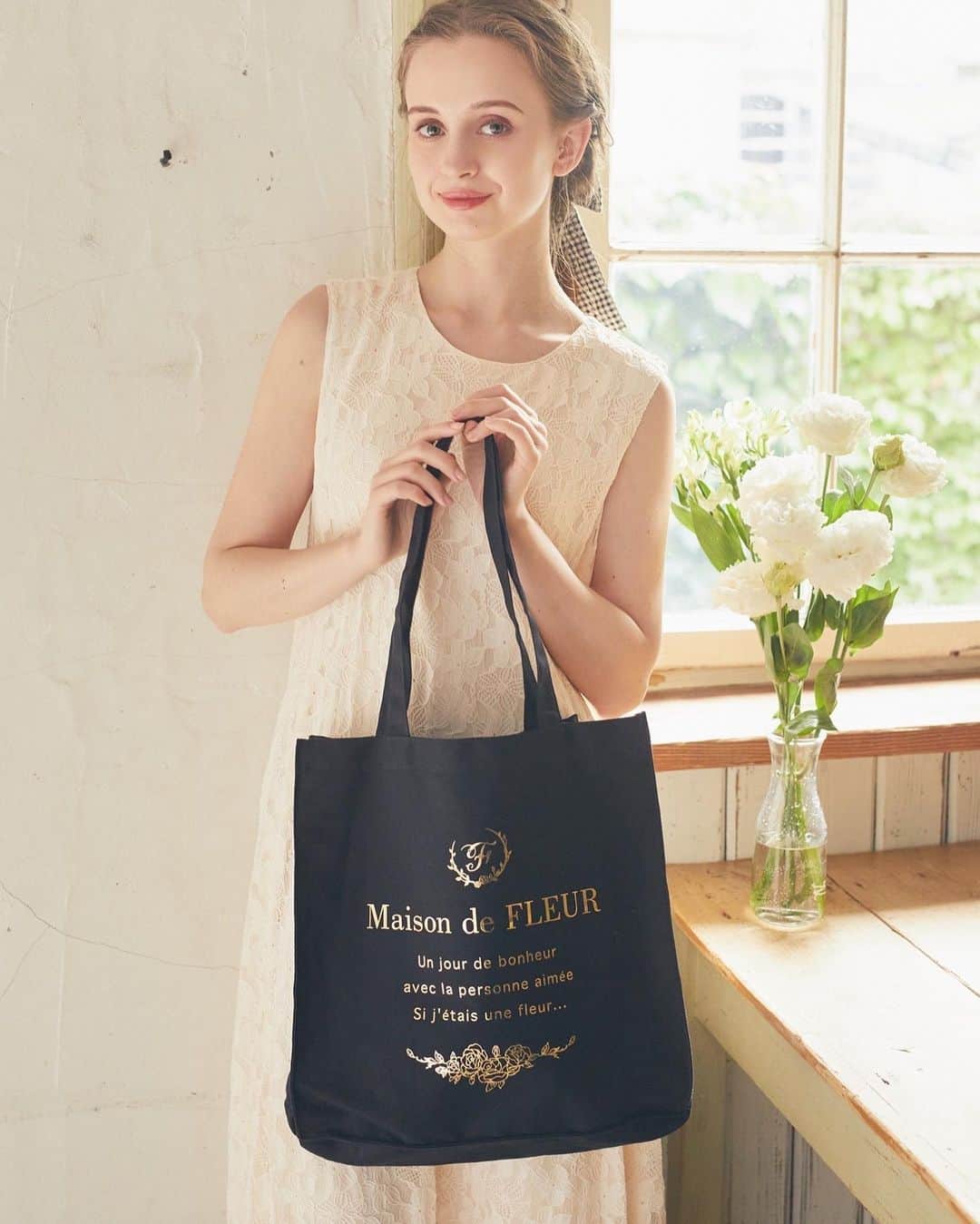 maisondefleur_pressさんのインスタグラム写真 - (maisondefleur_pressInstagram)「. ブランドロゴとバラモチーフがプリントされた エレガントなムード漂うトートバッグが新登場🥀  全国ショップ、公式通販ストライプクラブ、 ZOZOTOWNで好評販売中♫  マチが広いので荷物がたっぷり入るアイテム。  小物をサッと出し入れできる内ポケット付き◎  ＜商品詳細＞ ﾌﾞﾗﾝﾄﾞﾛｺﾞﾌﾟﾘﾝﾄｽｸｴｱﾄｰﾄﾊﾞｯｸﾞ Black,Ivory / ￥3,600(taxin)  #maisondefleur#メゾンドフルール#フルール #通勤コーデ#バッグ#バッグの中身 #トートバッグ#大人コーデ#トートバッグコーデ #大人可愛い#通勤バッグ##夏コーデ#大容量バッグ #通勤コーデ#通学コーデ#大容量 #giftforher #kawaiibag #cutebags #pinkbags #귀여워 #가방 #선물 #생일선물 #일본」6月26日 17時30分 - maisondefleur_press