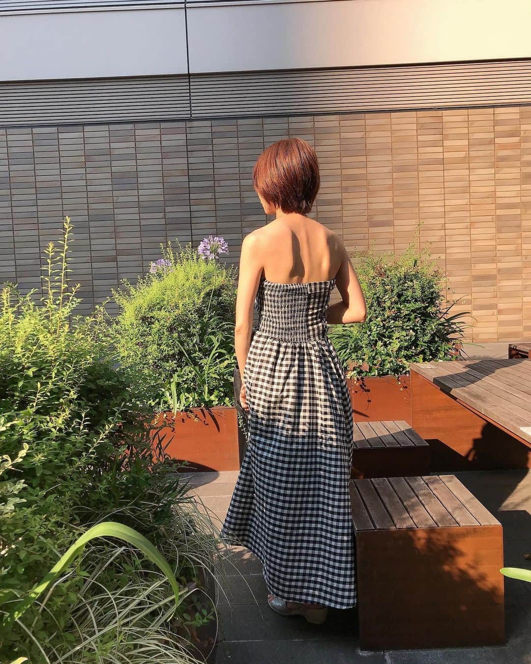 葵さんのインスタグラム写真 - (葵Instagram)「暑くなってきましたね♪  @minew.official さまのチューブトップスワンピースを着用♡  羽織りものを着ると露出度抑えられますが、夏は思いっきり肩出しで行きます✨ これ着て海やプールに行きたい！！ 裏地がしっかりしていて、胸元もおちないようにしっかりとした作りになってます。可愛くて夏たくさん着たいな☺️  ご自由にお使いくださいね↓ クーポンコード: minew_special_05 ※10%OFF ※有効期限2023.7月末 ※2,500円以上で使える ※minew全商品対象  #ミニュ#minewアンバサダー#minew#チューブトップ #チューブトップワンピース #低身長ファッション #低身長コーデ #肩だしコーデ  #夏コーデ#可愛い洋服」6月26日 17時34分 - dolphin_coconut