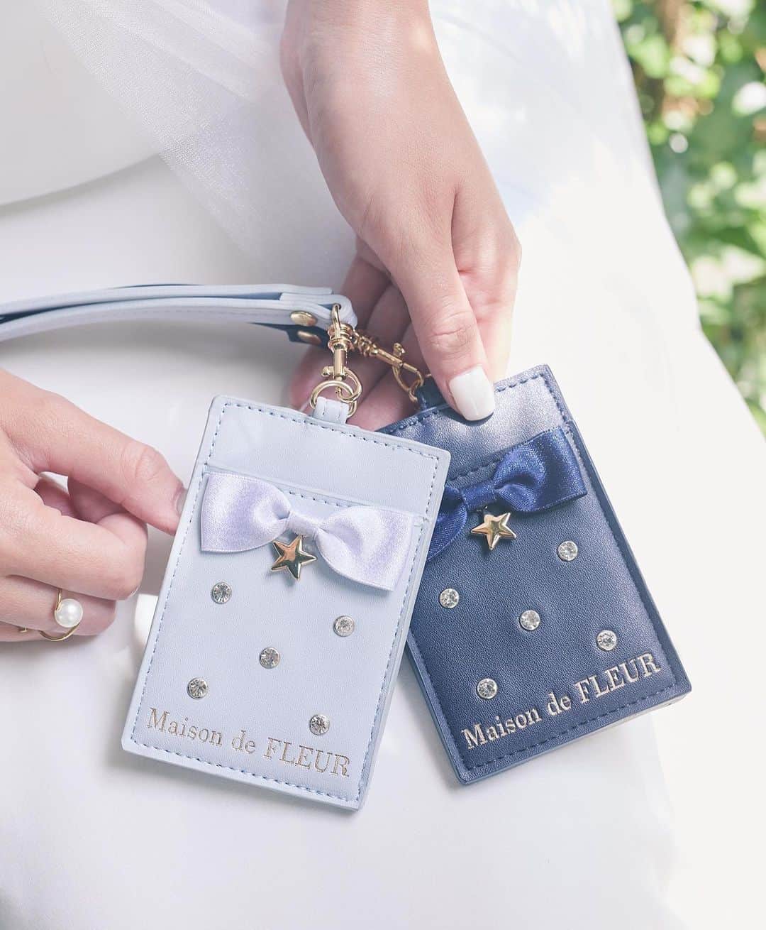 maisondefleur_pressさんのインスタグラム写真 - (maisondefleur_pressInstagram)「.  7.7(fri) Star Festival - Glitter Ribbon -  煌めくラメリボンに星のチャームが アクセントになった 七夕にぴったりのシリーズが登場🎋✨  公式通販ストライプクラブ、ZOZOTOWNにて 6/30(fri)20:00から販売開始！ 全国ショップでは7/1(sat)から販売開始💫✨  ＜商品詳細＞ ﾗﾒﾘﾎﾞﾝﾄｰﾄﾊﾞｯｸﾞ ￥8,800 ﾗﾒﾘﾎﾞﾝﾊﾟｽｹｰｽ ￥4,400 ﾗﾒﾘﾎﾞﾝﾎﾟｰﾁ ￥4,200 ﾗﾒﾘﾎﾞﾝﾗｳﾝﾄﾞﾎﾟｰﾁ ￥4,400 ｼﾙｷｰﾀﾞﾌﾞﾙﾘﾎﾞﾝｷﾞｬｻﾞｰﾄｰﾄﾊﾞｯｸﾞ ￥6,200  ※全て税込み価格表記です。  #maisondefleur #メゾンドフルール #フルール #フルール女子 #7月7日#七夕#織姫#織姫と彦星#織姫彦星 #短冊に願いを込めて#短冊 #トートバッグ#パスケース#バッグの中身 #ギフト#プレゼント#バッグの中身 #giftforher #kawaiibag #cutebags #pinkbags  strie-intl」6月26日 17時35分 - maisondefleur_press