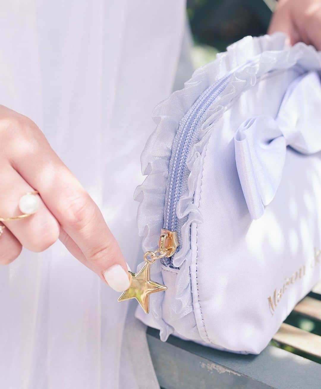 maisondefleur_pressさんのインスタグラム写真 - (maisondefleur_pressInstagram)「.  7.7(fri) Star Festival - Glitter Ribbon -  煌めくラメリボンに星のチャームが アクセントになった 七夕にぴったりのシリーズが登場🎋✨  公式通販ストライプクラブ、ZOZOTOWNにて 6/30(fri)20:00から販売開始！ 全国ショップでは7/1(sat)から販売開始💫✨  ＜商品詳細＞ ﾗﾒﾘﾎﾞﾝﾄｰﾄﾊﾞｯｸﾞ ￥8,800 ﾗﾒﾘﾎﾞﾝﾊﾟｽｹｰｽ ￥4,400 ﾗﾒﾘﾎﾞﾝﾎﾟｰﾁ ￥4,200 ﾗﾒﾘﾎﾞﾝﾗｳﾝﾄﾞﾎﾟｰﾁ ￥4,400 ｼﾙｷｰﾀﾞﾌﾞﾙﾘﾎﾞﾝｷﾞｬｻﾞｰﾄｰﾄﾊﾞｯｸﾞ ￥6,200  ※全て税込み価格表記です。  #maisondefleur #メゾンドフルール #フルール #フルール女子 #7月7日#七夕#織姫#織姫と彦星#織姫彦星 #短冊に願いを込めて#短冊 #トートバッグ#パスケース#バッグの中身 #ギフト#プレゼント#バッグの中身 #giftforher #kawaiibag #cutebags #pinkbags  strie-intl」6月26日 17時35分 - maisondefleur_press