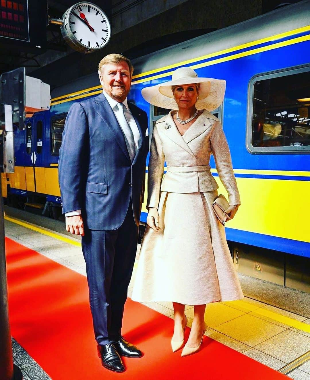 フィリップトレーシーのインスタグラム：「Repost@eugeniagaravani King Willem-Alexander and Queen Maxima are making a state visit to Belgium. The King and Queen arriving by train.   #royals #queenmaxima #queenmathilde #queenmathildeofbelgium #realeza #belgium #netherlands #royalty」