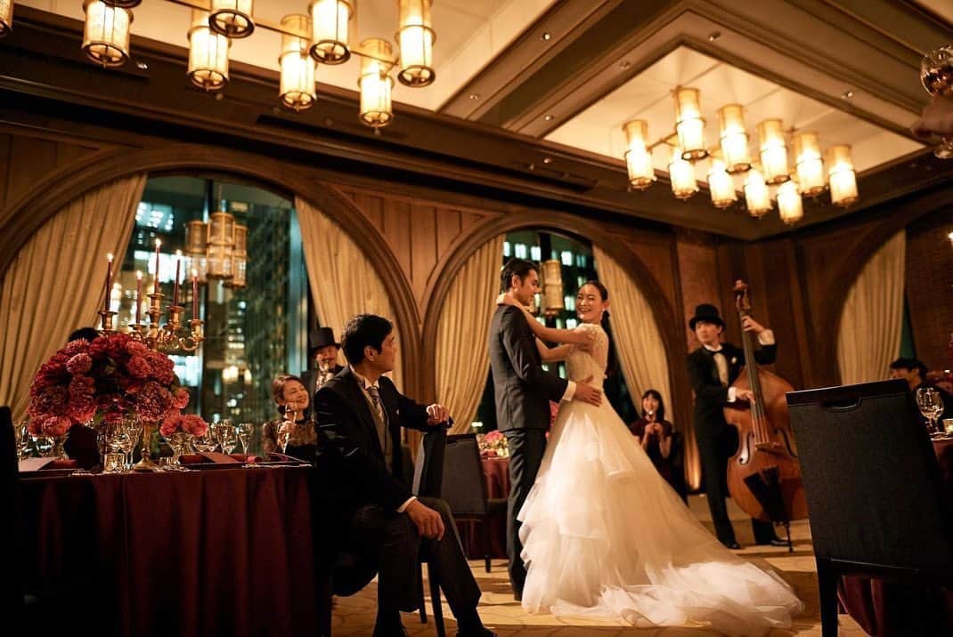 東京會舘本舘ウエディングさんのインスタグラム写真 - (東京會舘本舘ウエディングInstagram)「@tokyokaikan_wedding .——————————. * モダンな中にも古き良き時代の 面影感じる舘内でゲストをおもてなし。  おふたりとゲストの心に残る とっておきのウエディングをご提案します。 * ——————————. #東京會舘 #tokyo #関東花嫁 #weddingdress #東京花嫁 #wedding #dress #ウェディングドレス #プレ花嫁 #卒花 #結婚式場 #日本中のプレ花嫁さんと繋がりたい #結婚式準備 #ウェディングレポ #ブライダルフェア #チャペル #結婚式 #パーティ #披露宴 #weddingparty #結婚式場探し #大正ロマン #ウェディング #式場探し #式場見学 #ナイトウェディング #おもてなし婚 #令和花嫁 #大人花嫁 #会場コーディネート」6月26日 17時36分 - tokyokaikan_wedding
