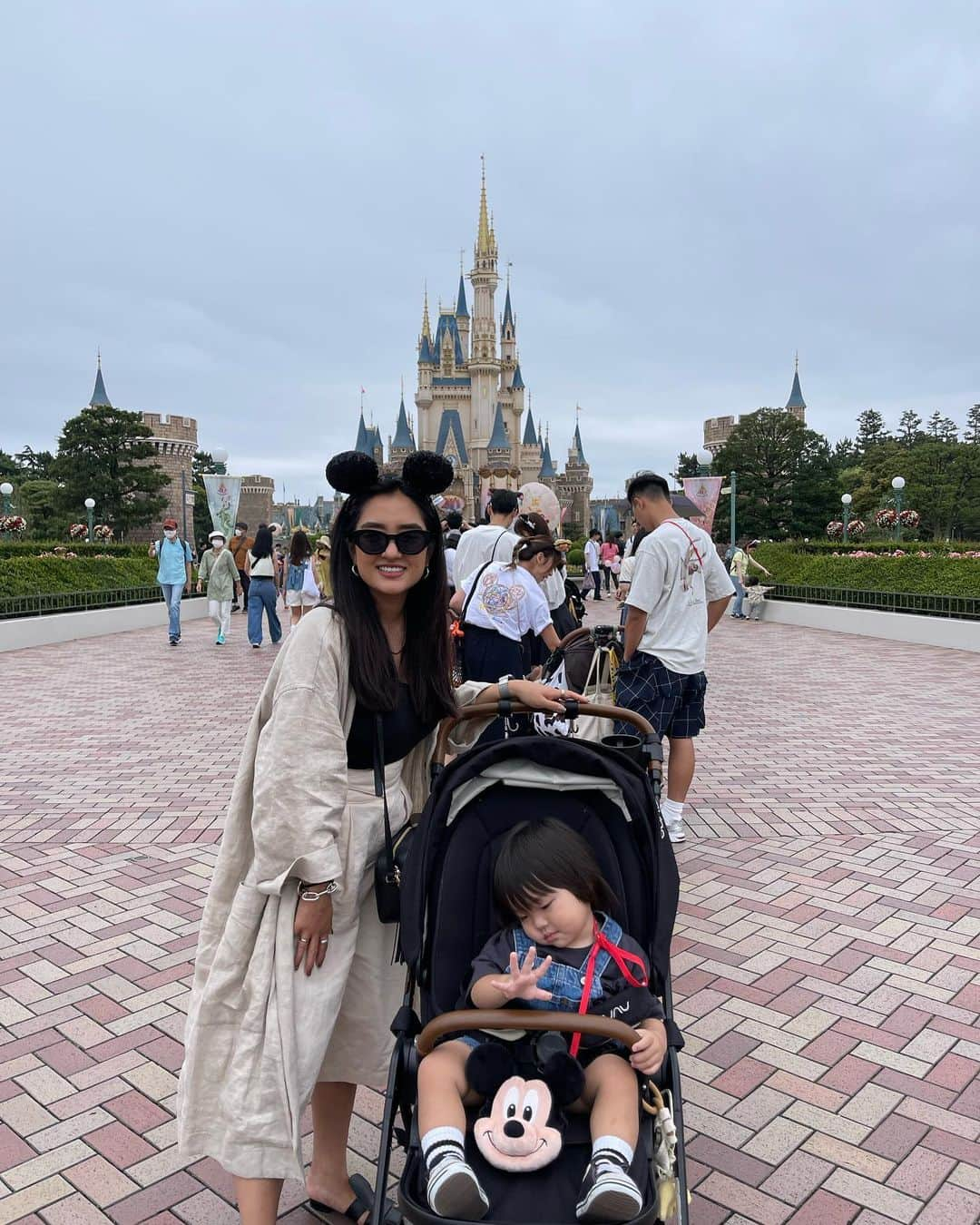 Rimiのインスタグラム：「ディズニーが楽し過ぎた❤️🏰  念願のミッキーは目の前にしたらちょっとビビっちゃって腰引けちゃった🤣(5枚目) ジャンボリミッキーは抽選外れたけど外から見てパパの抱っこのまましっかり踊ってた🕺 ディズニーの帽子が可愛すぎて2つも買ってしまった🥹❤️ ノアの成長をすごく感じて、親としてもとっても嬉しかった☺️ ノアはカリブの海賊の落ちるのは全然平気でカリブの雰囲気の怖さは感じるどころか途中で爆睡ww プーさんは目でプーさんをおいかけてたけど、 クルクル周りだしたらちょっと怖がってた🥹回るの苦手みたいw 今回は両親がレアを見てくれたので久々の3人でディズニーを楽しんできた❤️ レアちゃんが大きくなったら4人で行こうね❤️ #baby#babygirl#babyfashion#babyclothes#clothes#fashion#cordinate#family#familyphoto#photo#disneyland#tokyo#1歳#0歳#赤ちゃん#男の子ベビー#女の子ベビー#女の子コーデ#男の子ママ#女の子ママ#兄妹#年子ママ#年子#赤ちゃんのいる生活#親子コーデ#家族写真#家族の思い出#ディズニーランド」