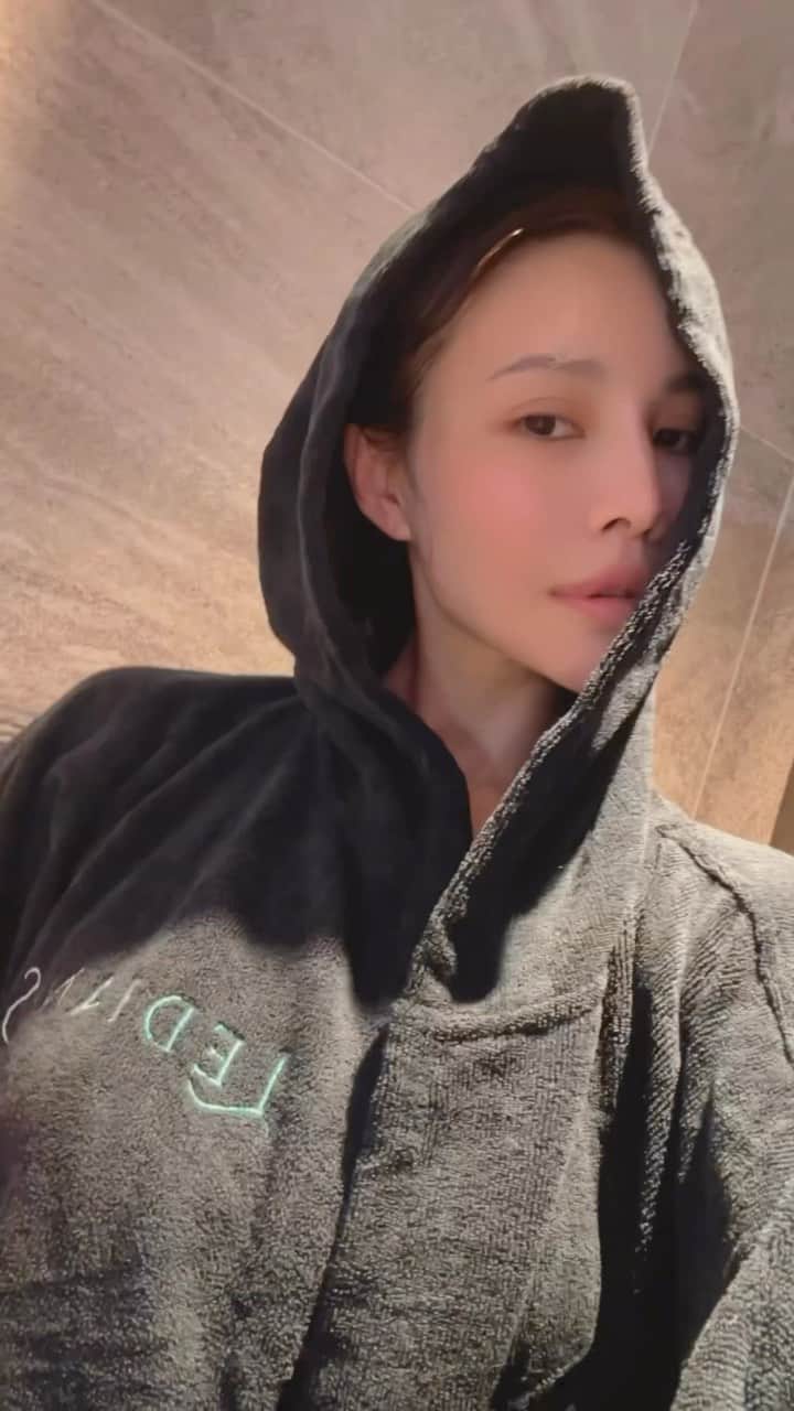 難波サキのインスタグラム：「-𝐫𝐞𝐟𝐫𝐞𝐬𝐡 𝐬𝐚𝐮𝐧𝐚🫧 @ledianspa   #サウナ女子 #サ活#リフレッシュ #サウナー#プライベートサウナ」