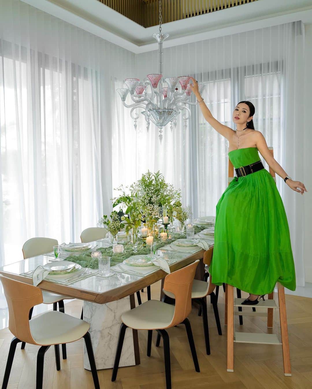 ジェイミー・チュアのインスタグラム：「💚 You can always count on me to match my ladder to my dining room.」