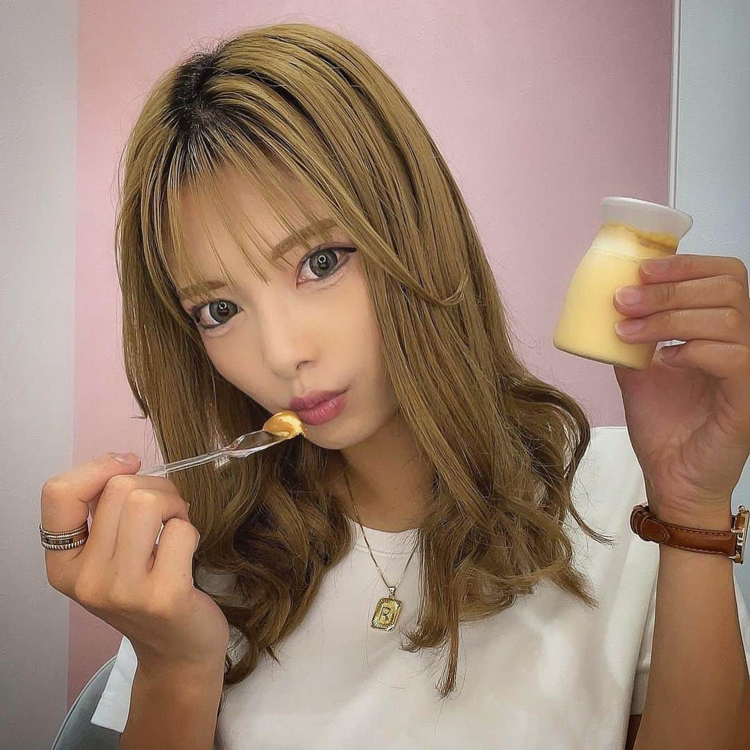 ちひろのインスタグラム：「.  🍮🍮𓌈�🍮𓌈�🍮𓌈�🍮  プリン今月ハマり中🤭  プリンの美味しさにきずいた♡  これは楽天市場限定商品🍮 とにかくとろっとろすぎた🫠とろけちゃう〜🫣  2倍の時間をかけて創り上げた職人のゆるとろプリン🤤   甘みが強く黄身色がしっかりしている蔵王地養卵🥚 コクが深くストレートでも飲みやすい酪農王国牛乳🐮 素材を生かし品のある香りを放つマダガスカル産バニラみたい🫶   丁寧な作業工程で時間を惜しまない手間ひま。長年にわたり培ってきた職人の技術と感性😝  ギフト🎁✨にもおすすめ🎁  自分ではなかなか買わないけど貰って嬉しいものとか喜ばれるよね♡  PR @lps0615 #ぷりん #新潟スイーツ #お取り寄せスイーツ #お取り寄せぷりん #楽天市場 #きりん堂 #lps #🍮 #プリン #甘党 #ギフト #プレゼント #スイーツ #sweets #デザート」