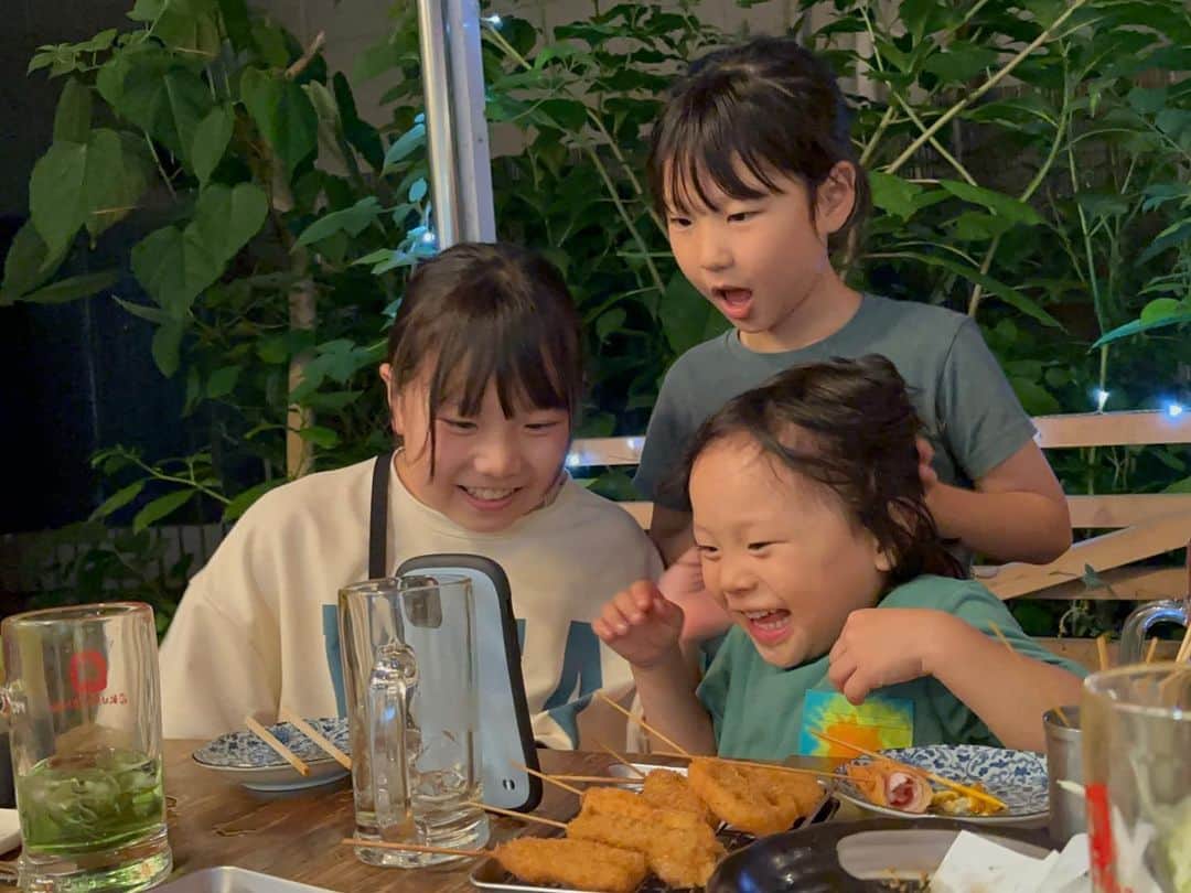 江原千鶴（エハラチヅル）さんのインスタグラム写真 - (江原千鶴（エハラチヅル）Instagram)「珍しくパパが土日お休みだったので、家族で過ごせました✨  うたとわがお昼寝してる間に三姉妹と銭湯にもいけて楽しかった〜😆  #家族#エハラ家チャンネル#パパありがとう」6月26日 17時44分 - eharachizuru