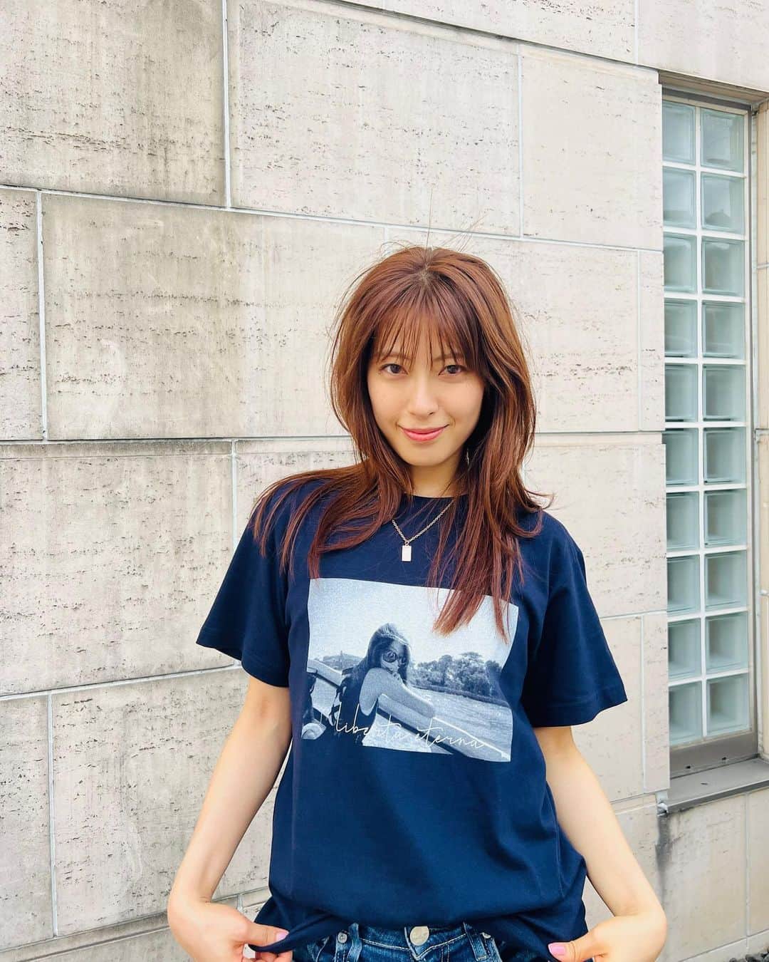 瀧本美織のインスタグラム：「☀️ま、ぶ、し、い！  写真がほぼ目を閉じてましたぁ👼🏻  KANGOL REWARD🦘 今日はネイビーTにピンクゴールドのネックレスに してみました😆 受注は今日の23:59までとなりますので皆さん お忘れなきよう🩵   @kangol__reward」
