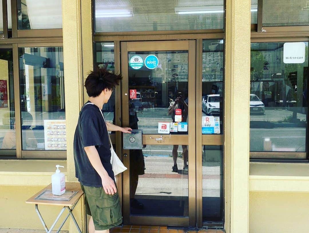桃沢健輔さんのインスタグラム写真 - (桃沢健輔Instagram)「下北GRIP オリジンコーポレーション のコラボライブ 「夏の陣」 ありがとうございました  人生初沖縄でした とても楽しかったです  海綺麗すぎてウケました  #ミーチ」6月26日 17時45分 - momozawa_kinnokuni