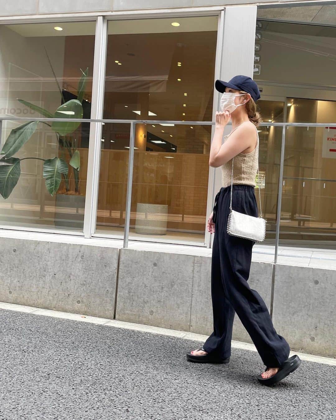 佐々木かいのインスタグラム：「先日購入したZARAのバッグ😀🤍 カジュアルに合わせても とってもかわいい🤍🤍🤍 それにしても毎日ジメジメ暑いので 今年も早くもお洋服の布の面積が どんどん少なくなってきました😂🥵 いつか、びんぼっちゃまくんみたいに なりそうである😂🐷 ・ ・ #zara #zaraコーデ #キャップコーデ #スウェットパンツ #スウェットコーデ #ニットタンクトップ  #ビーサン」