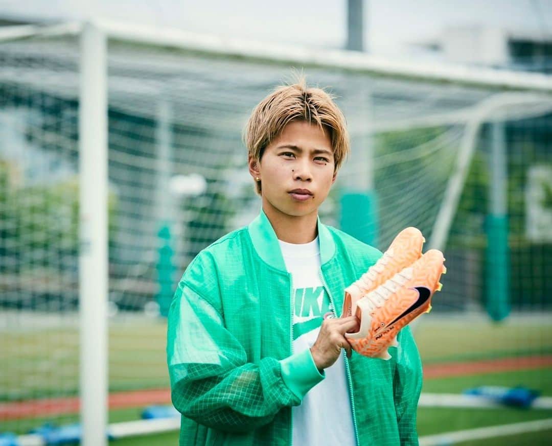 田中美南のインスタグラム：「. NEW スパイク✨W杯モデル🇯🇵  Nikeさんにかっこよく撮ってもらいました！！ 輝かせれるように頑張ります😎  #NIKE#W杯#ワールドカップ#WorldCup#スパイク#spike #女子サッカー #田中美南」