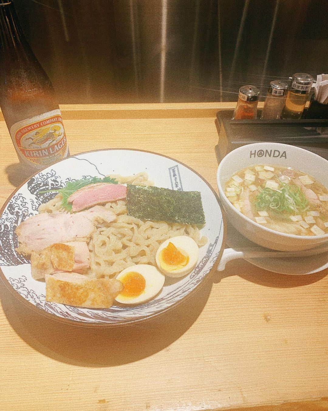 前野悠介さんのインスタグラム写真 - (前野悠介Instagram)「ホンダ麺業　神田 死ぬほど麺が美味くて、実際に何人か死んでた！ 美味かった！！ スープ割りも、生姜か山椒のスープ割りを選べて良かった 醤油つけ麺食べてて、隣の知らんオッさんが塩を食べてたんで、『すみません、塩、一口良いですか？』と言ったら、「醤油一口くれるなら良いですよ」と言われたので『え？醤油なんで一口あげないとダメなんですか？』と当たり前の事を聞いただけやのに、そのあとめちゃくちゃ喧嘩になった。  良い右を持っていた。」6月26日 17時53分 - maenoyuusuke