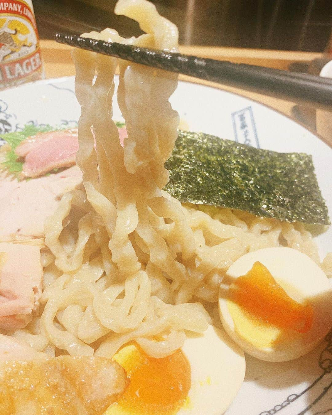 前野悠介さんのインスタグラム写真 - (前野悠介Instagram)「ホンダ麺業　神田 死ぬほど麺が美味くて、実際に何人か死んでた！ 美味かった！！ スープ割りも、生姜か山椒のスープ割りを選べて良かった 醤油つけ麺食べてて、隣の知らんオッさんが塩を食べてたんで、『すみません、塩、一口良いですか？』と言ったら、「醤油一口くれるなら良いですよ」と言われたので『え？醤油なんで一口あげないとダメなんですか？』と当たり前の事を聞いただけやのに、そのあとめちゃくちゃ喧嘩になった。  良い右を持っていた。」6月26日 17時53分 - maenoyuusuke