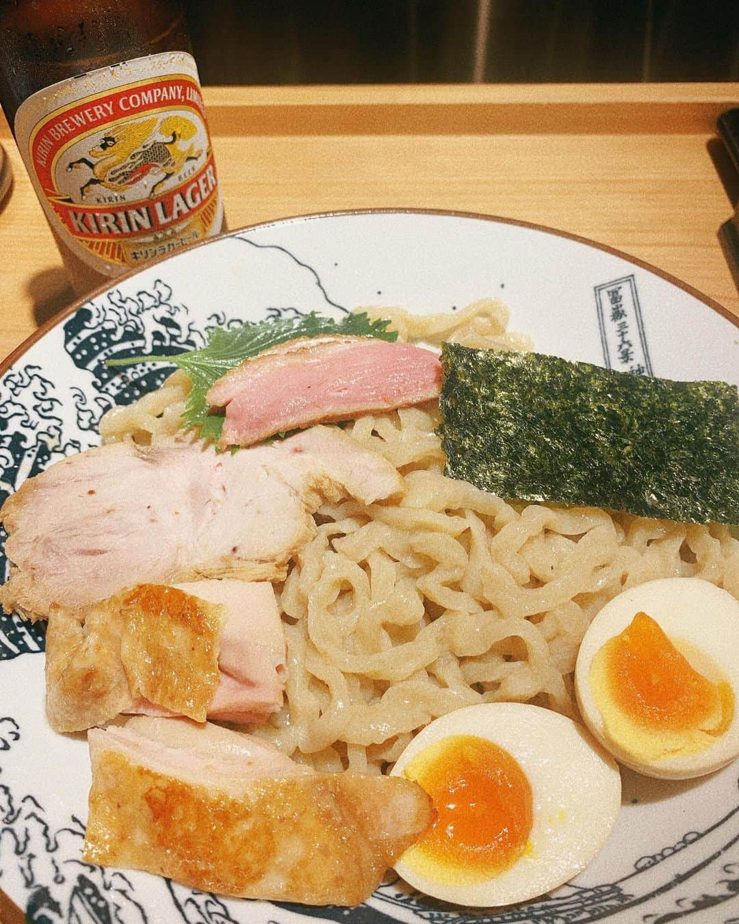 前野悠介のインスタグラム：「ホンダ麺業　神田 死ぬほど麺が美味くて、実際に何人か死んでた！ 美味かった！！ スープ割りも、生姜か山椒のスープ割りを選べて良かった 醤油つけ麺食べてて、隣の知らんオッさんが塩を食べてたんで、『すみません、塩、一口良いですか？』と言ったら、「醤油一口くれるなら良いですよ」と言われたので『え？醤油なんで一口あげないとダメなんですか？』と当たり前の事を聞いただけやのに、そのあとめちゃくちゃ喧嘩になった。  良い右を持っていた。」