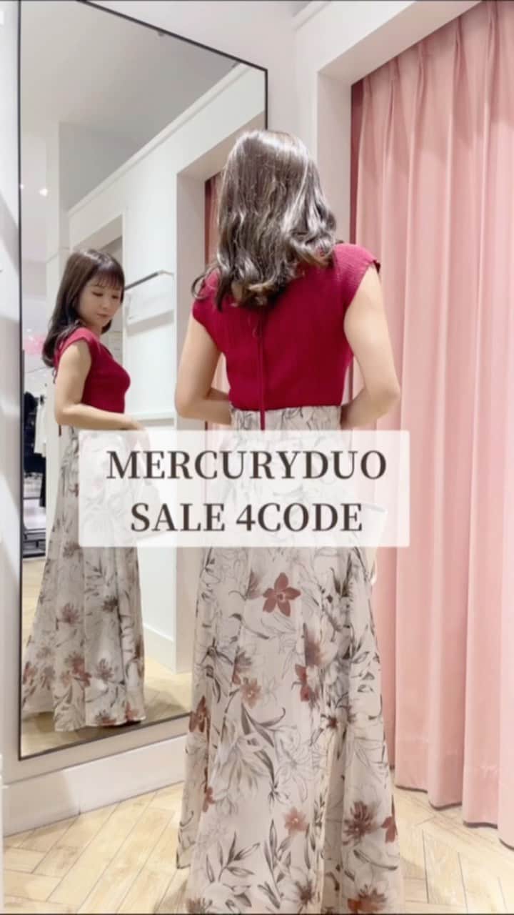 MERCURYDUOのインスタグラム：「夏の大SALE開催中🔥 大人可愛いSALE4コーデ❤️ . 私の好きなコーデを集めました❤️ なんとこちら全てSALEアイテム🤭✨ 大人可愛いくてスタイルUPして見えるコーデです🫶 みなさんはどのコーデがお好きですか？ ぜひコメントで教えてください🥰  𓂃𓂃𓂃𓂃𓂃𓂃𓂃𓂃𓂃  コーデの詳細はTOPの @mercuryduo_kaho  から スタイリング詳細を確認できます𓈒𓏸𓐍  𓂃𓂃𓂃𓂃𓂃𓂃𓂃𓂃𓂃 . . . #マーキュリーデュオ #あざとコーデ#カラーコーデ#オフィスコーデ #デートコーデ#夏コーデ #大人フェミニン #イエベ#骨格ナチュラル#おちびコーデ#低身長女子#着回し#着回しコーデ#コーデリール#ママコーデ#ママファッション#働くママ#低身長ファッション#フレアスカート#デニムワンピース#花柄#花柄スカート#体型カバー #アラサー#アラサーコーデ #大人カジュアル#大人女子 #オールブラック#30代コーデ #30代ファッション」