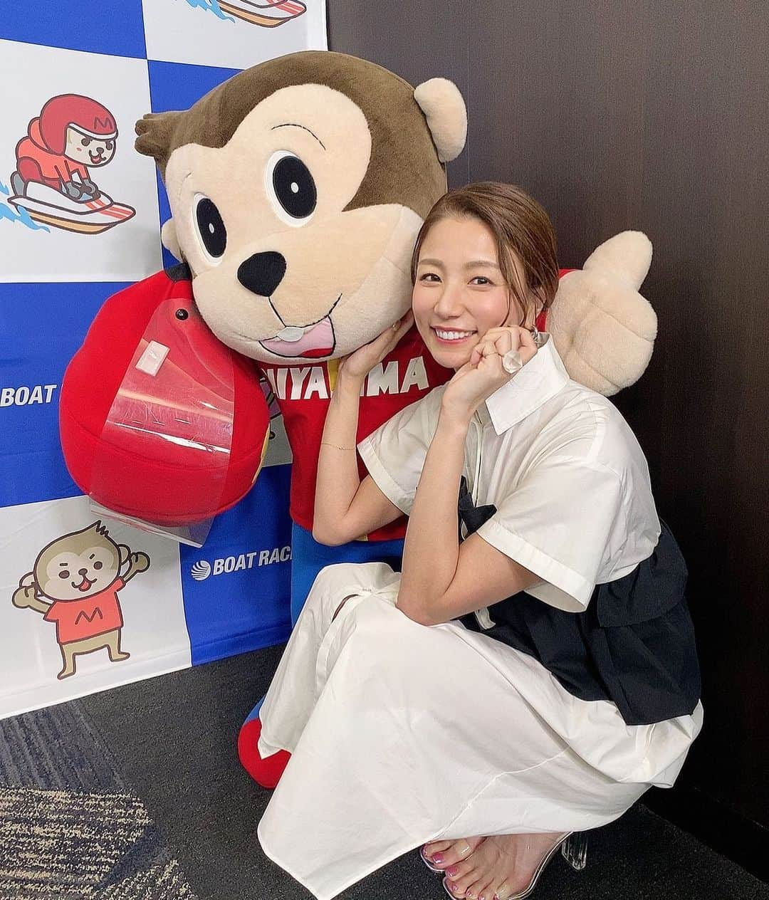 青木愛のインスタグラム：「先週のボートレース宮島🚤 モンタくんと🐒❤️ ⁡ 今度はゆっくり厳島神社にも行きたいなぁ⛩️ ⁡ 👗AVIE」