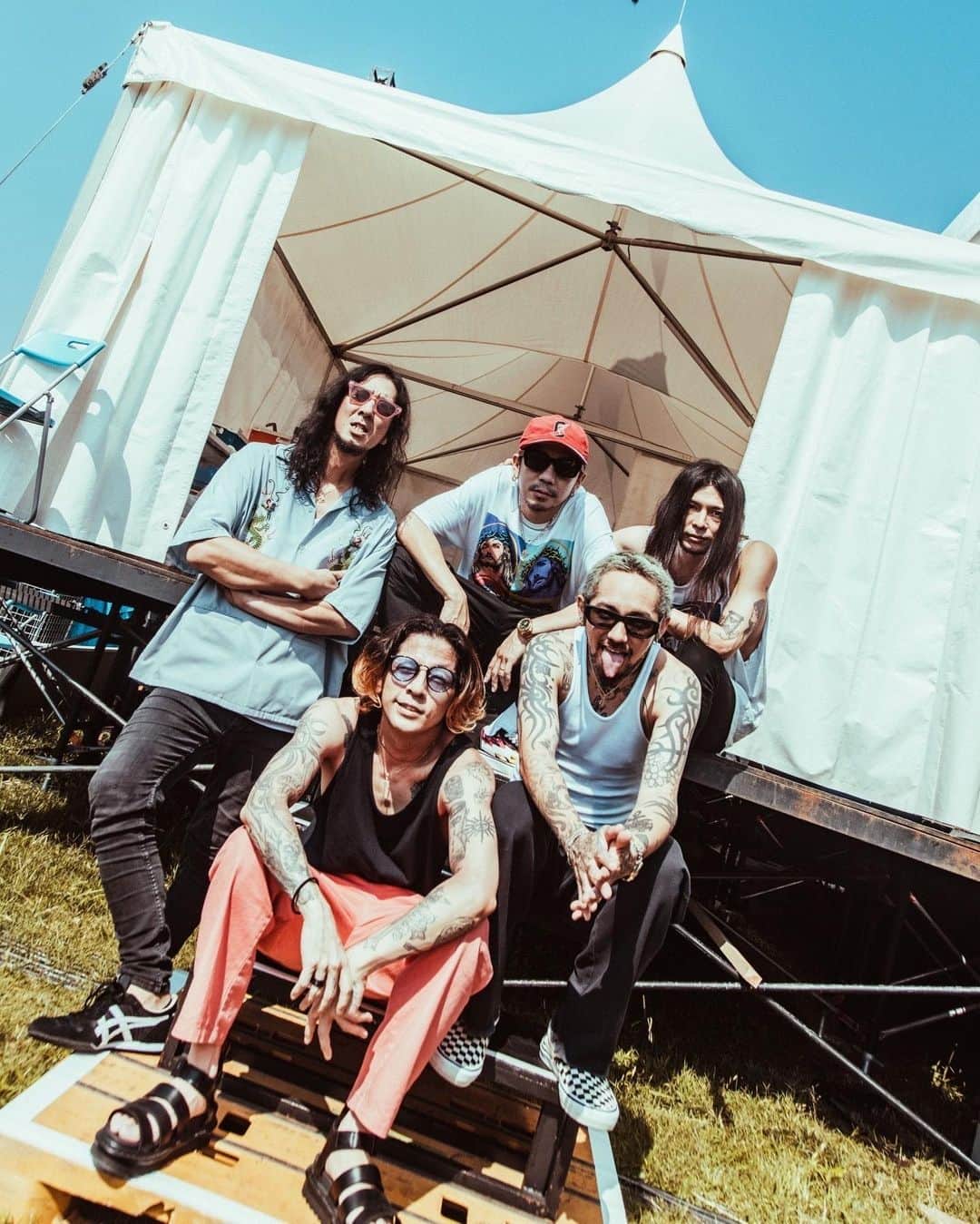 のインスタグラム：「. DEAD POP FESTiVAL 2023-解- 14:50からはBONEZで久々の出演  俺たちはいわゆるメインステージでは なかったけど もはやどっちのステージとか 何の境界線もない すべてがひとつの巨大フロアになってた あの川崎の敷地内を 最高にエネルギッシュで ポジティブな空気が充満してたな  もうホント楽しいしかなかった  いつの間にか空も暗くなって SiMのステージが始まる直前 ステージ袖にバンドマンがぞろぞろと 集まってきたその雰囲気に オレたちロックバンドの 夏フェスが本当に帰ってきた感が凄くて 泣けました  あまりに楽しくて 疲れが吹っ飛んで打ち上げまで行ったけど 昼過ぎに起きたらやっぱり疲れてたのか 今日は久々廃人です😂  photo @nekoze_photo   #deadpopfestival  #dpf #thebonenz #dragonash #kj #sim」