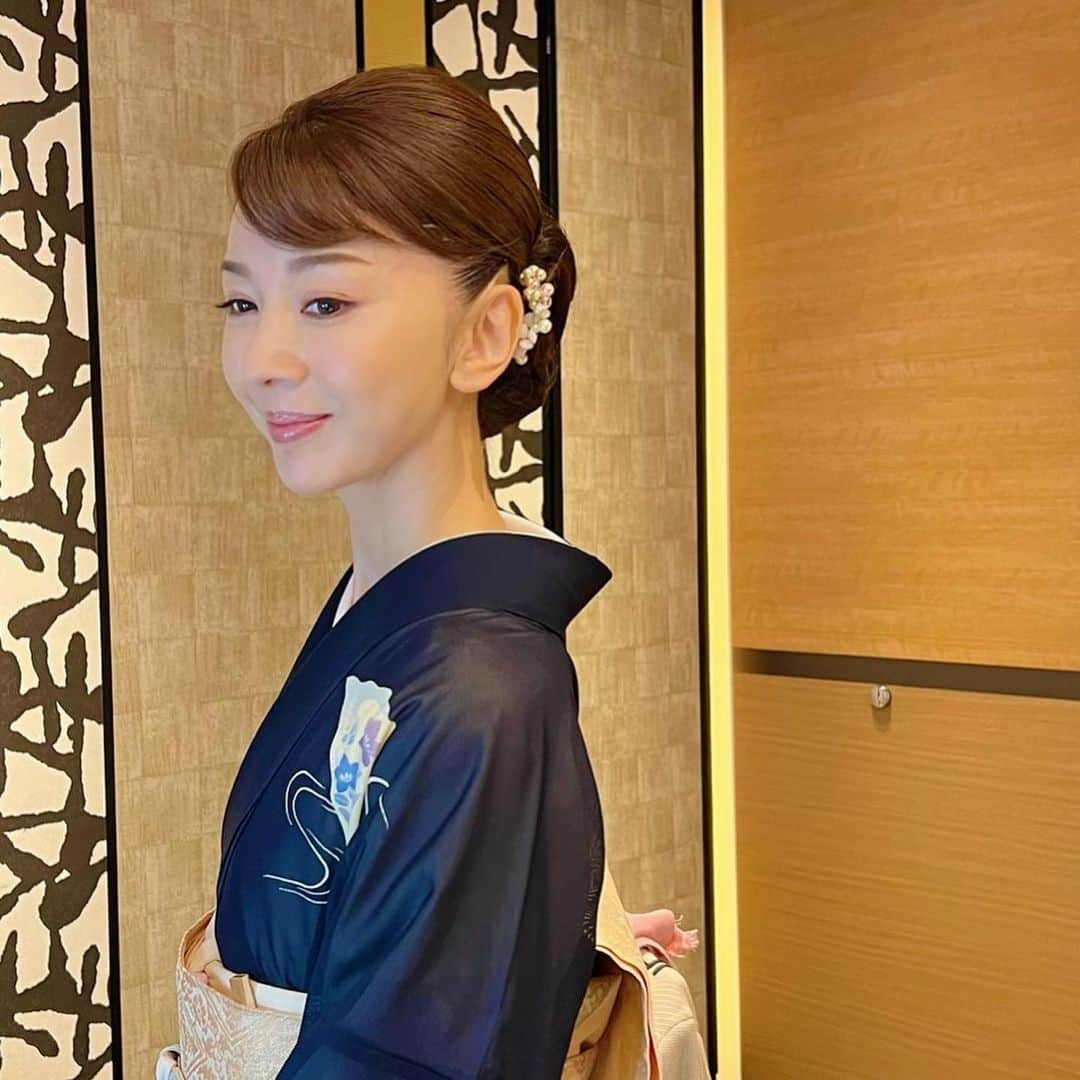 君島十和子さんのインスタグラム写真 - (君島十和子Instagram)「爽やかな日曜日の午後 「美しい着物」誌主催の @utsukushiikimono  イベントでした。  私は紺色の絽のお召し物。 @chiso1555  流水と、扇に夏花の柄、 道長の帯を合わせ 涼やかな 大人の夏の装いで。 メイクは… セミマットの肌に。 目元のメイクも 黒のライナーを隠し味にミニマムにする事で このお着物の品格を 活かすメイクになってます。 @kurodakeizo  (留袖など着る場合とは少し違います)  このイベントでは 金箔、刺繍、本疋田、 金彩や、京友禅などの 伝統と格調ある 老舗呉服店の 豪華なお振袖を 間近に拝見しながら 成人式に向けて、 お嬢様に似合う特別な 一枚を選ぶ為のヒントを お伝えしました。  #美しい着物 #成人式 #撮影のタイミング #成人式当日 #メイクのコツ #髪型の決め方 #準備はいつから #母娘美容 #経験値 #振り袖 #着物好きな人と繋がりたい  #夏の着物 #ホテルニューオータニ #ナポレオンパイ #アラ還 #アラ還十和子 #君島十和子」6月26日 18時08分 - ftcbeauty.official