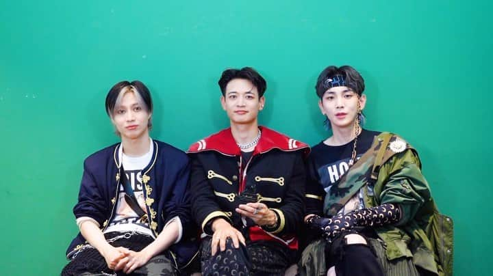 SHINeeのインスタグラム：「SHINee The 8th Album 'HARD' のデジタル配信がスタート、Music Videoも公開しました🎧🎥 また日本のファンの皆さんへSHINeeからコメントも到着✨ ぜひチェックしてください✔ #SHINee #SHINee_HARD   🎧https://lnk.to/SHINee_HARD 🎥https://youtu.be/lrDeQ4sF0zo」