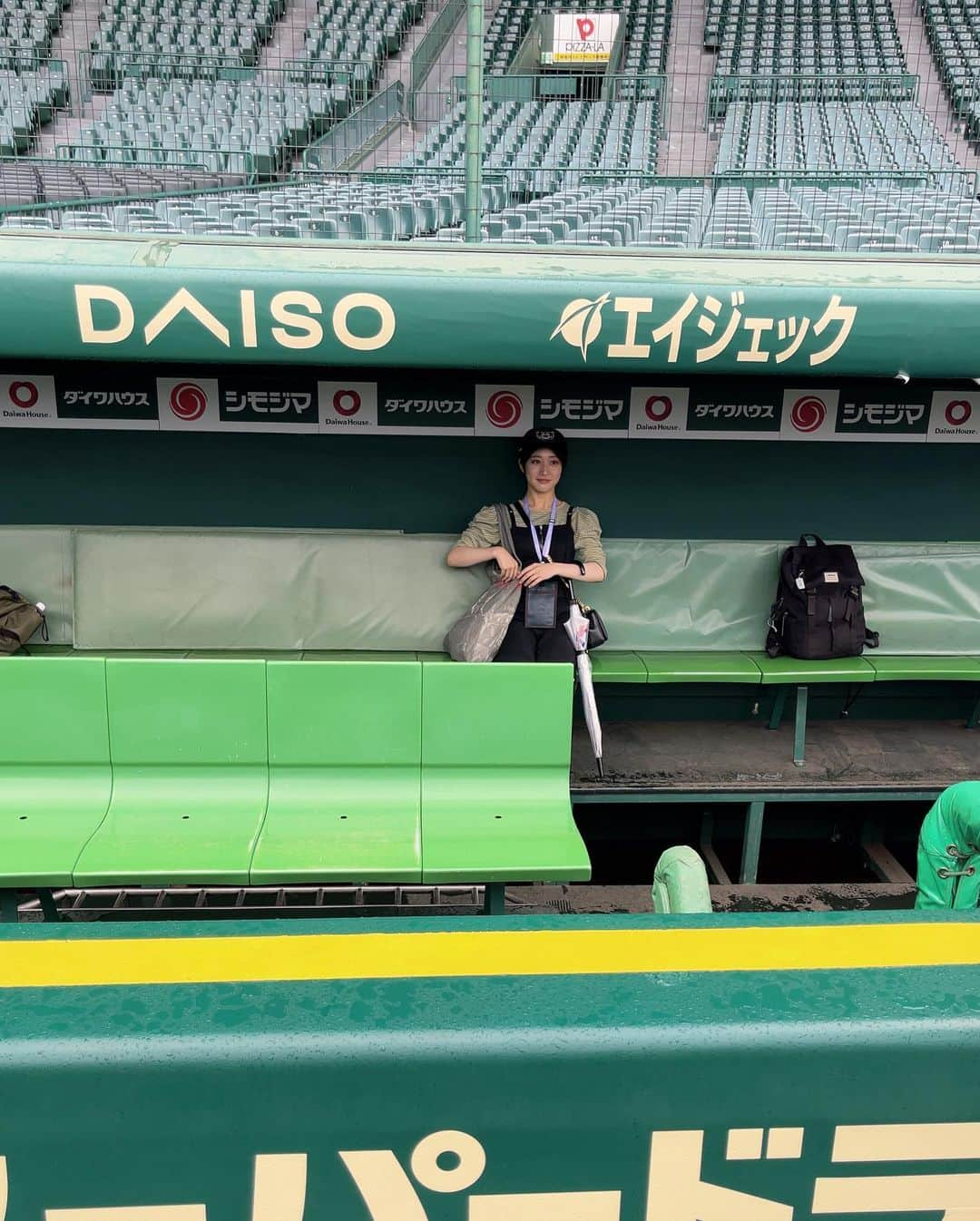 川上千尋さんのインスタグラム写真 - (川上千尋Instagram)「💚  雨の甲子園の楽しみ方は スタジアムツアー!!  約2000円で歴史と豆知識が沢山知れるうえに、 球場内を堪能できます🏟️  3塁側ベンチにも入れたので 監督っぽいポーズでキメマシタ  #阪神甲子園球場 #甲子園歴史館  #ベンチ #監督 #スタジアムツアー #楽しすぎ」6月26日 18時07分 - this_chihhi