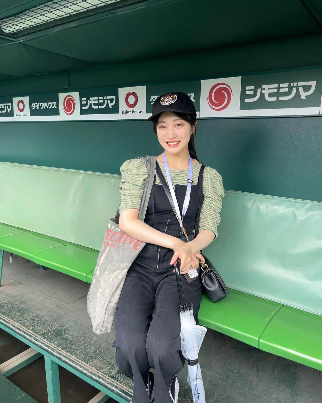 川上千尋さんのインスタグラム写真 - (川上千尋Instagram)「💚  雨の甲子園の楽しみ方は スタジアムツアー!!  約2000円で歴史と豆知識が沢山知れるうえに、 球場内を堪能できます🏟️  3塁側ベンチにも入れたので 監督っぽいポーズでキメマシタ  #阪神甲子園球場 #甲子園歴史館  #ベンチ #監督 #スタジアムツアー #楽しすぎ」6月26日 18時07分 - this_chihhi