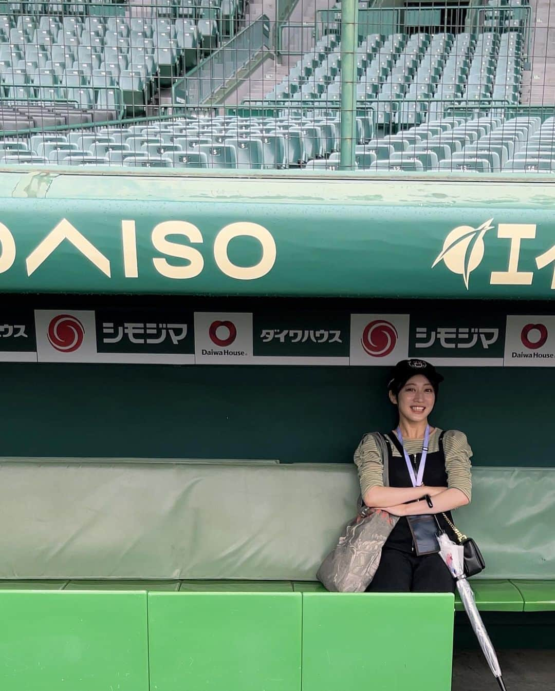 川上千尋さんのインスタグラム写真 - (川上千尋Instagram)「💚  雨の甲子園の楽しみ方は スタジアムツアー!!  約2000円で歴史と豆知識が沢山知れるうえに、 球場内を堪能できます🏟️  3塁側ベンチにも入れたので 監督っぽいポーズでキメマシタ  #阪神甲子園球場 #甲子園歴史館  #ベンチ #監督 #スタジアムツアー #楽しすぎ」6月26日 18時07分 - this_chihhi