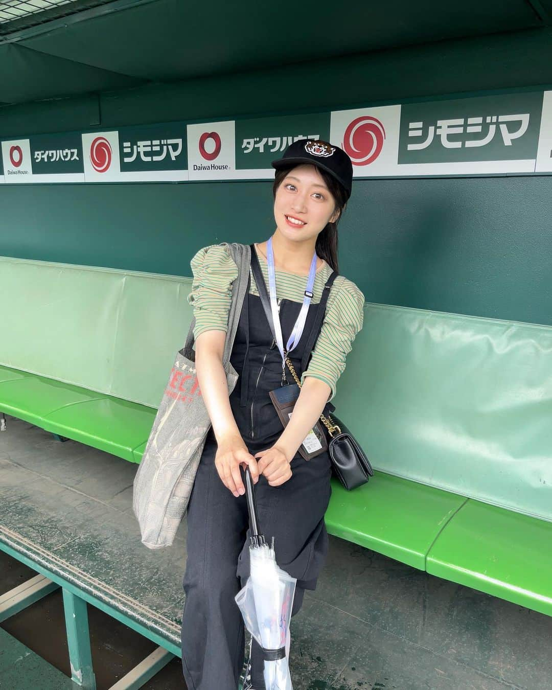 川上千尋さんのインスタグラム写真 - (川上千尋Instagram)「💚  雨の甲子園の楽しみ方は スタジアムツアー!!  約2000円で歴史と豆知識が沢山知れるうえに、 球場内を堪能できます🏟️  3塁側ベンチにも入れたので 監督っぽいポーズでキメマシタ  #阪神甲子園球場 #甲子園歴史館  #ベンチ #監督 #スタジアムツアー #楽しすぎ」6月26日 18時07分 - this_chihhi