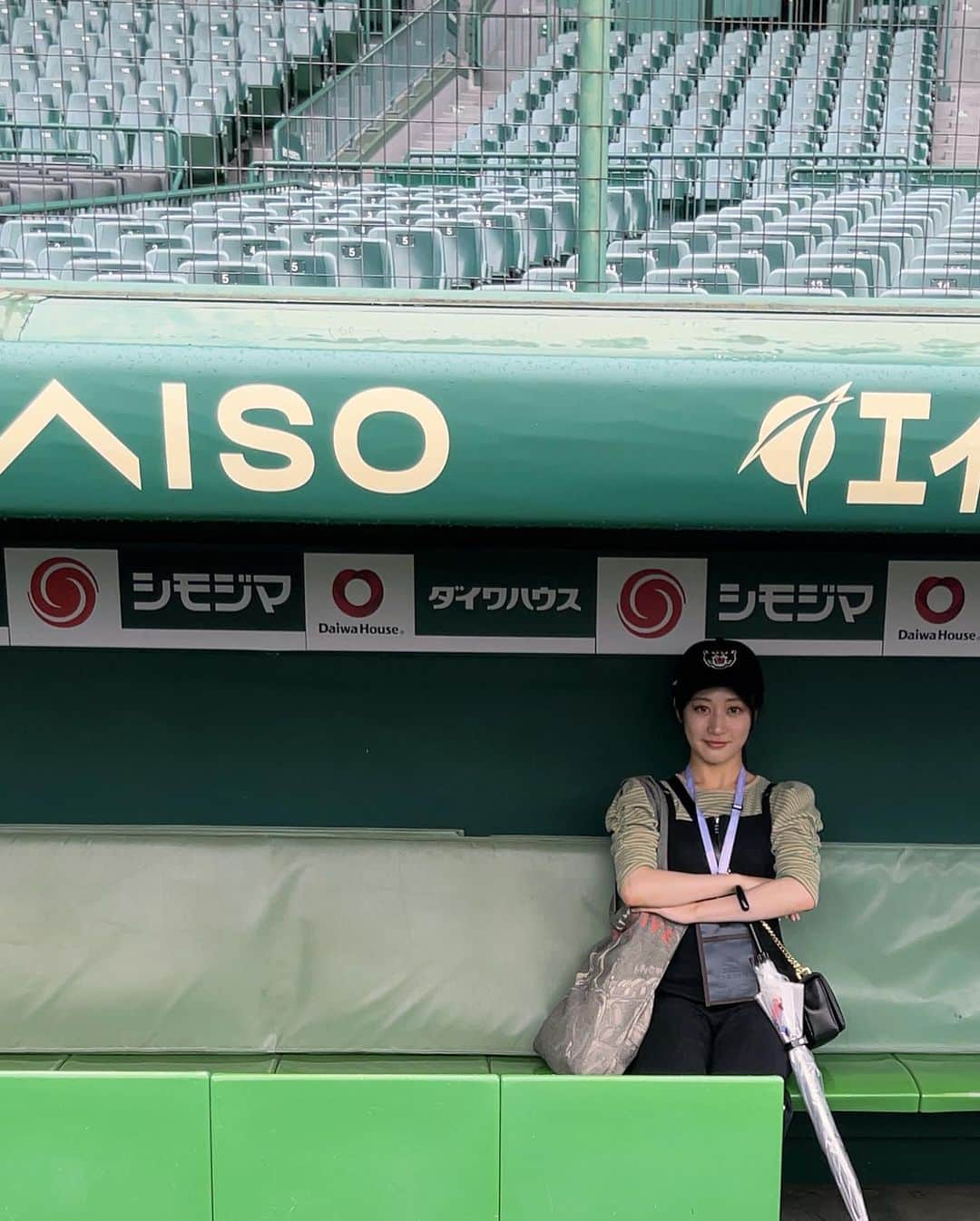 川上千尋さんのインスタグラム写真 - (川上千尋Instagram)「💚  雨の甲子園の楽しみ方は スタジアムツアー!!  約2000円で歴史と豆知識が沢山知れるうえに、 球場内を堪能できます🏟️  3塁側ベンチにも入れたので 監督っぽいポーズでキメマシタ  #阪神甲子園球場 #甲子園歴史館  #ベンチ #監督 #スタジアムツアー #楽しすぎ」6月26日 18時07分 - this_chihhi