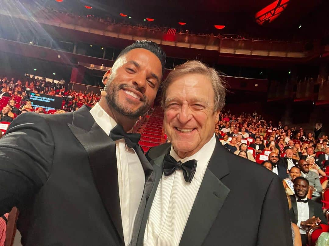 リッキー・ウィットルのインスタグラム：「Ugh this pic makes my heart warm🥰❤️🙏🏾 #besties 🤣😂🤷🏾‍♂️😎 I Couldn’t host the prestigious @festivaltvmonte_carlo #goldennymphawards without being a #whittle cray cray😏😈 So I had to jump off stage for a quick selfie with jury president and birthday boy #JohnGoodman whilst coercing our glamorous audience and @lenamahfouf into a wonderful rendition of happy birthday for him 🎊😝❤️🙌🏾 what a wonderful treat to meet such an iconic and talented actor I grew up watching on his special day on the beautiful coast of #Monaco and he did not disappoint. Thank you good sir,such a good man 👀😏 #grateful #monaco #montecarlo #montecarlotvfestival #goldennymphawards #actors #newgighostingoscarsnext 🤣😝」