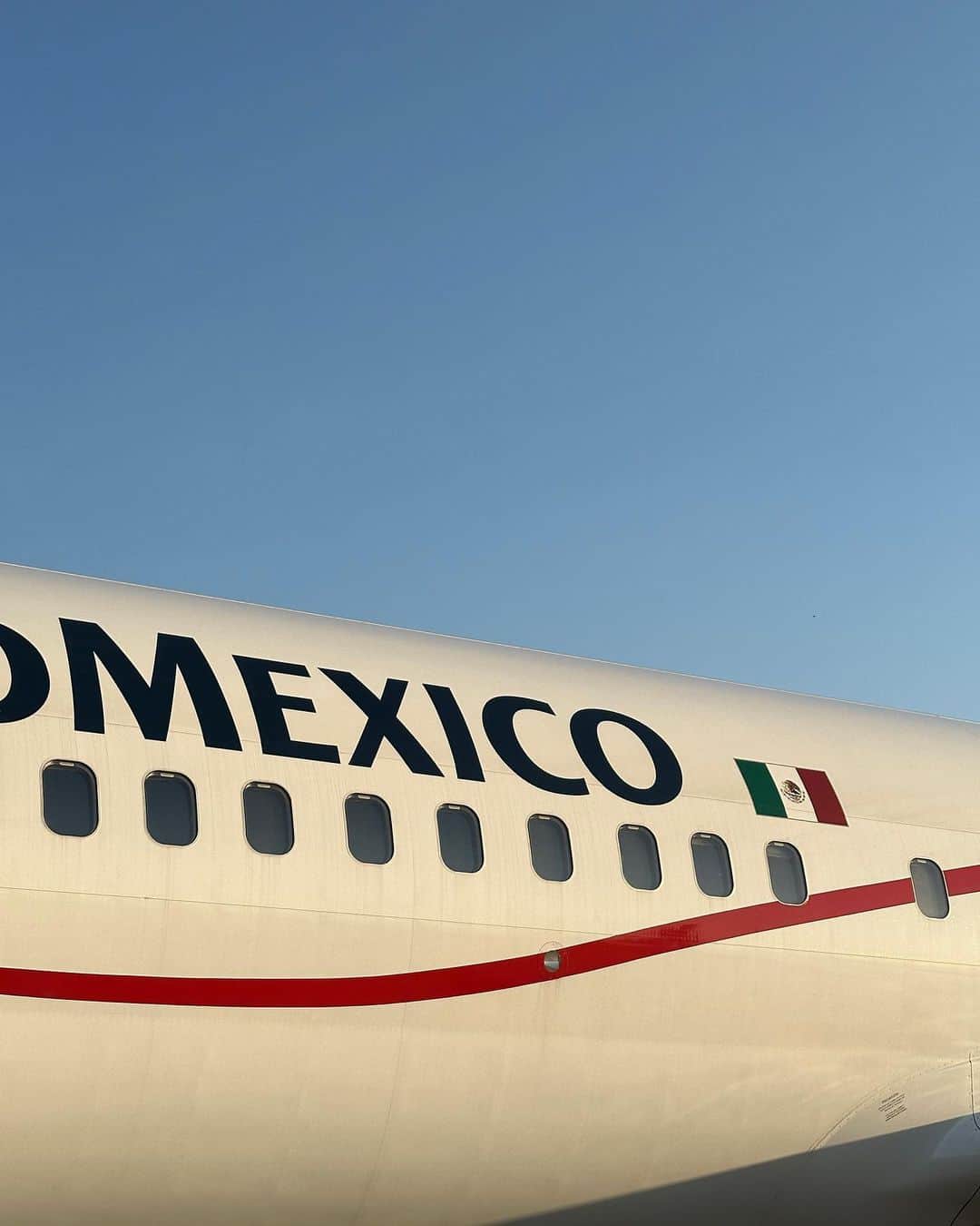 YUKIさんのインスタグラム写真 - (YUKIInstagram)「✈️   海外、行きの飛行機はルンルンだけど 帰りは、憂鬱で半べそかいてるいつも。  #airport #airporrphotography #mexico」6月26日 18時07分 - 001y_k_