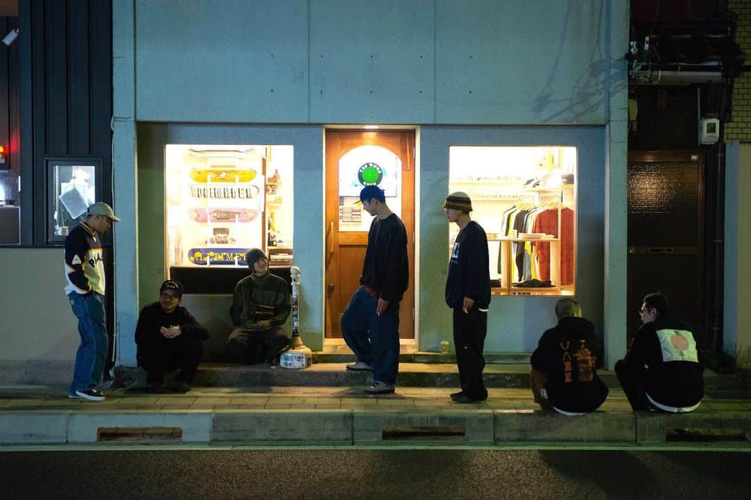 Olliemagazineのインスタグラム：「. Ollie Vol.257 2023 SPRING/SUMMER  「Street For Life.」 - 47都道府県特集 -  VASE @vase_matsue   地元の表現者が集まり スケートシーンのベース作りを  約3年間にわたり日本中のスケーターを撮り溜めた渾身のビデオ作品 『one』を手がけ、現在は島根県松江市でスケートショップ 「VASE」を営むDEEさん。全国規模で年々減少していくスケートカルチャーを盛り上げるべく地元の街にお店をオープンし、 シーンの土台作りに日々奮闘している。開店からおよそ2年を迎えた 現在、松江のシーンはどのように変化を遂げているのだろうか。   Photograph_Masahiro Yoshimoto @masahiro__yoshimoto  Text&Edit_Mahina Takizawa   #olliemagazine#olliemag#ollie#Ollie_Vol257#streetculture#street#skateboard#skate#skater#music#hiphop#rap#rapper#art#fashion#graffiti」