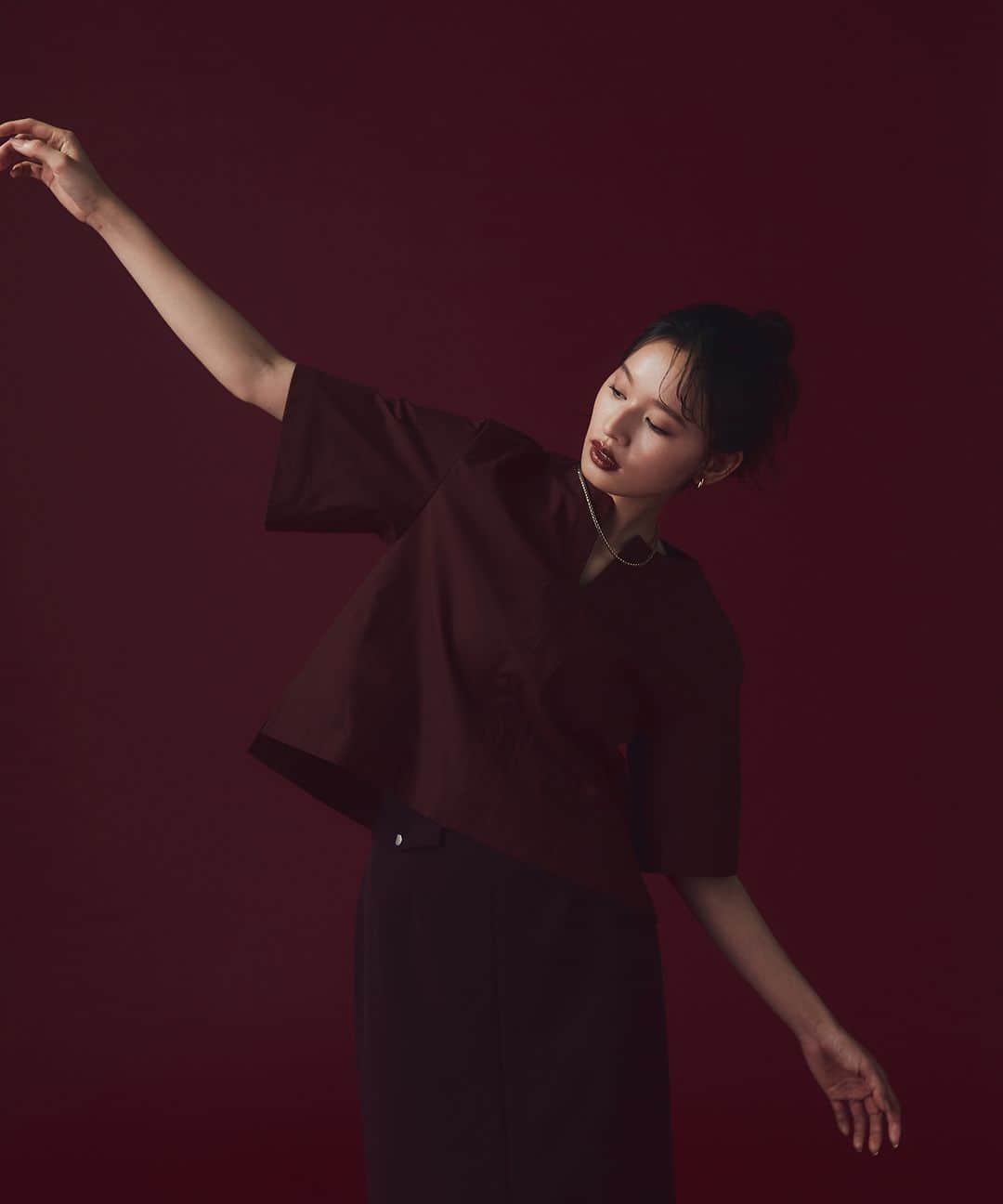 NATURAL BEAUTY BASICのインスタグラム：「Find fall Colors  ✔スリットネックミニマルブラウス ¥6,930 tax in color:バーガンディー/クロ/オフ size:FR #0173210704 7月中旬-下旬入荷予定  ✔フラップポケットナロースカート ¥9,900 tax in color:バーガンディー/クロ/ベージュ size:M/PS #0173220710 7月中旬-下旬入荷予定  ✔シアーローンギャザースリーブブラウス ¥7,480 tax in color:カシスブラウン/クロ/ピンク size:S/M #0173210743 7月中旬-下旬入荷予定  ✔ダブルオーガンジースカート ¥10,450 tax in color:ラベンダー/オレンジ size:S/M/PS #0173220751 7月中旬-下旬入荷予定  ---------------------------  Find fall Colors  半歩先を意識して…これから夏に向かう季節ですが、秋カラーを取り入れるだけで、先取り感だけでなく、夏はもちろん、秋まで長く着られます。 まだ暑いから素材は夏素材に、秋冬を予感させるトレンドカラーをちょっとだけスパイスに。 季節の変わりめもおしゃれを楽しんで！  NBB公式アプリのホーム「NEWS」から詳細をご覧いた だけます。  ✔商品のラインナップはタグ付けをチェック🏷  #晩夏 #秋先取り #秋カラー #夏 #夏コーデ#お出かけコーデ#オフィスコーデ #オフィスカジュアル #通勤コーデ #ワンピースコーデ#大人可愛い #カラーコーデ#着回しコーデ #きれいめカジュアル#ベーシックコーデ #ベーシック#ナチュラルコーデ #トレンドスタイル #シンプルコーデ#ナチュラルビューティーベーシック #naturalbeautybasicic」