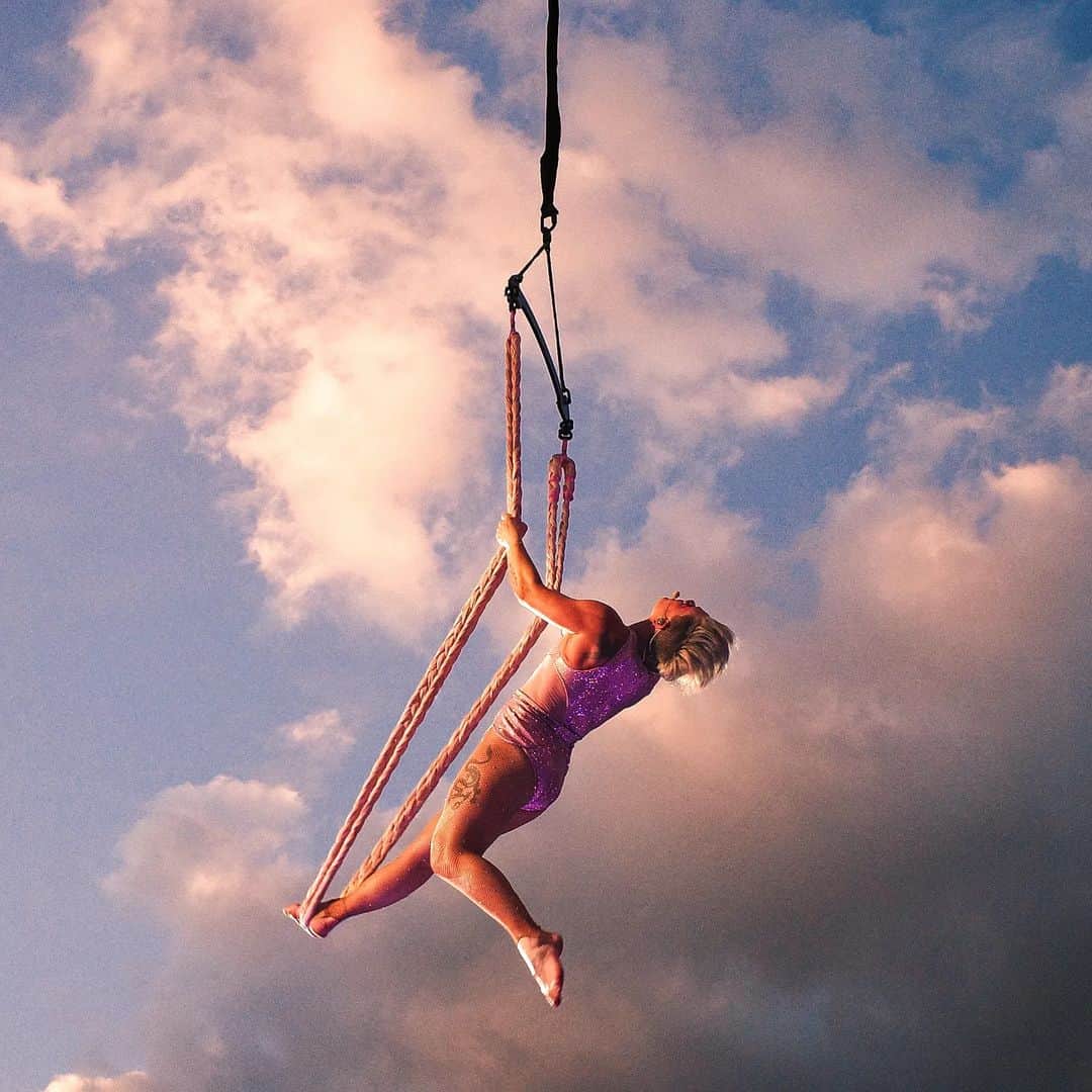 P!nk（ピンク）のインスタグラム：「London was magical ✨ This performance during the sunset is everything ♥ Follow @pink_fanclub for latest news and giveaways 🎁  📸 @caitlinc4771」