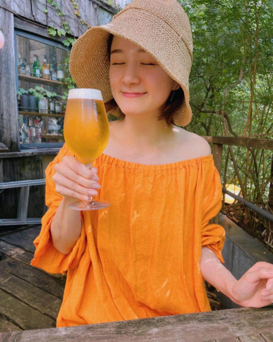 岡田ロビン翔子のインスタグラム：「くぅ。幸せの瞬間。  #暑い日のビールは格別 #3枚目はおまけ♡」