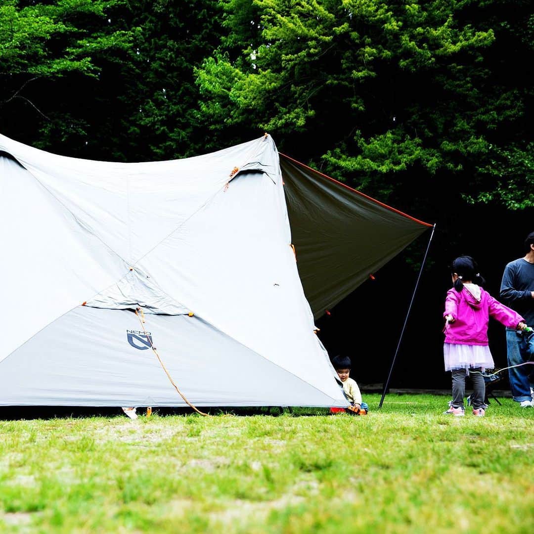 キャンプ情報サイト［ランタン］さんのインスタグラム写真 - (キャンプ情報サイト［ランタン］Instagram)「CAMP SMILE STYLE ／ グループキャンプで仲間との時間を大切に。 デジタルデトックスで心と身体をリフレッシュ ＼ いろんなキャンパーのキャンプスタイルを現地取材と一般キャンパーからの投稿で数多く掲載してます。 . . 詳しくは @lantern.camp webサイトをご覧ください . . #camp #camping #camplife #outdoor #travel #trip #lantern_smile #キャンプ #キャンプ用品 #アウトドア #テント #自然 #旅行 #キャンプ初心者 #キャンプ好きな人と繋がりたい #アウトドア好きな人と繋がりたい #camper #外遊び #キャンプスタイル #かぶとの森テラス #グループキャンプ #グルキャン #UNIFLAME #ユニフレーム #SnowPeak #スノーピーク #WAQ #NEMO #ニーモ」6月26日 18時16分 - lantern.camp
