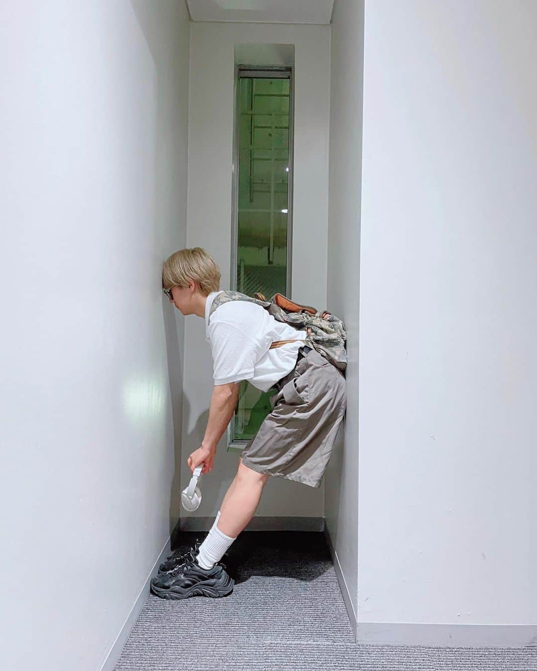 末吉9太郎のインスタグラム：「推しの写真ならどんな写真だってカメラロールに保存する10枚保存する」