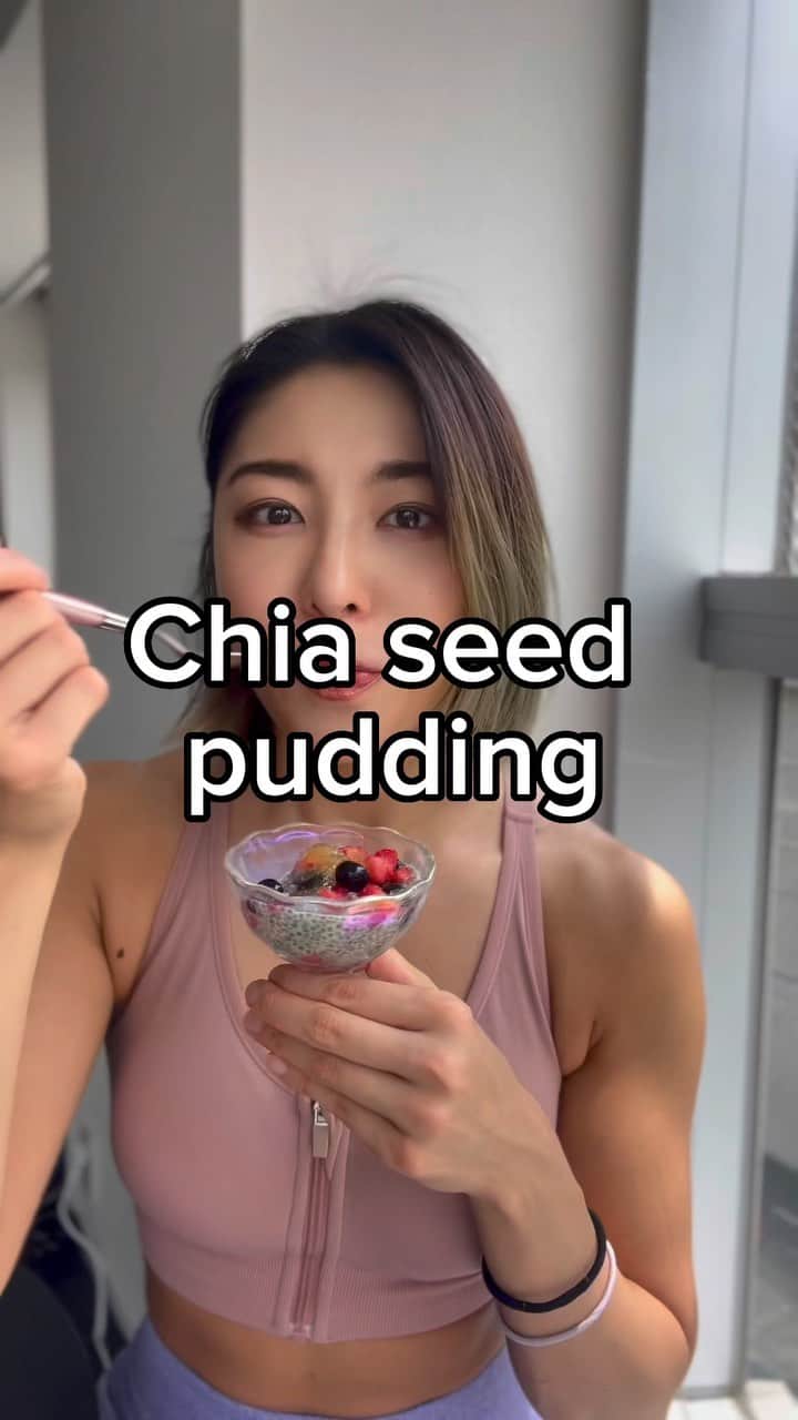 池田ゆりのインスタグラム：「Chia seed pudding🍓  簡単にスーパーフードでスイーツ♡ 【材料】 ⚪︎チアシード ⚪︎アガペーシロップ ⚪︎オーツミルク ⚪︎冷凍ベリー🫐  #ヘルシー #chiapudding #chiaseeds #スーパーフード #ヘルシースイーツ #美ボディレシピ #トレーニング #fitness #bodymake #healthylifestyle #恵比寿パーソナルジム #女性トレーナー」