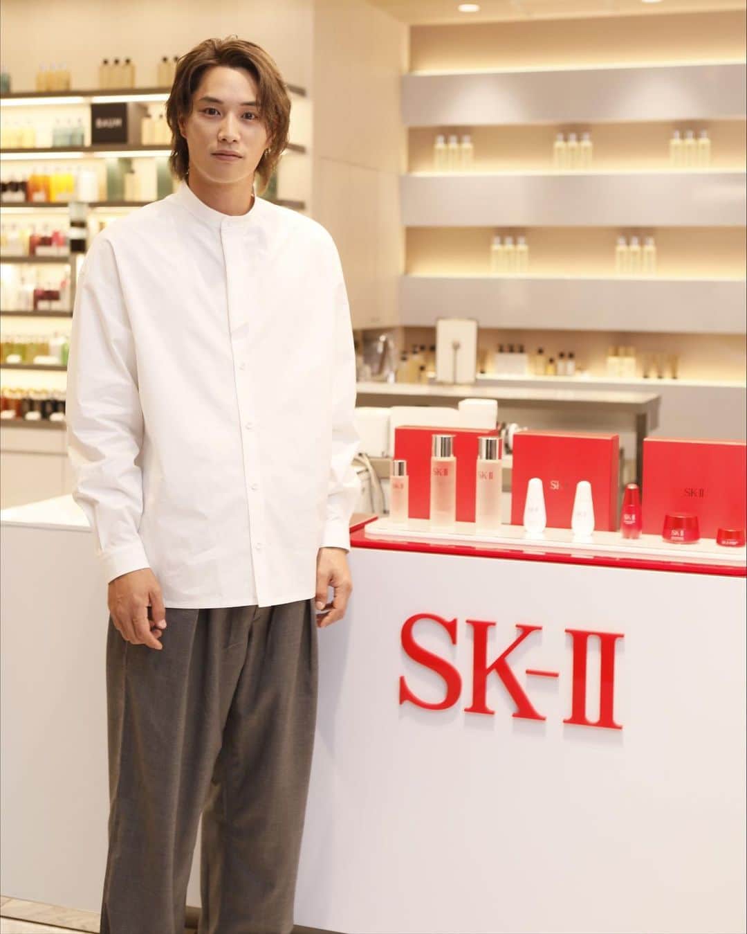 鈴木伸之のインスタグラム：「. 伊勢丹新宿店 メンズ館1階  コスメティクスにて 6月21日(水)〜6月27日(火)までおこなわれている  SK-IIさんのポップアップで  肌測定体験させてもらいました！  なんと26歳🙇  （皆さんも行ってみてください😊）  普段からスキンケアはしていますが  改めて今の自分の肌状態と向き合えた時間にもなりました！     おすすめの商品も  肌状態に合わせて紹介して下さり、  自分に合ったスキンケアを  選ぶとテンションも上がります。  いまやメンズにこそ是非使って欲しいので遊びに行かれてみてください☺️！        整ったクリアな素肌へ導くSK-IIの化粧水フェイシャル トリートメント エッセンス。  SK-II独自の有用成分ピテラ™を配合しているのでいろんな肌悩みにも寄り添ってくれます。     みずみずしいテクスチャーでした！        ポップアップ期間が終わっても、全国のSK-IIカウンターで肌測定を体験できるそうです！     ピテラ™：［特別な酵母の株から、独自のプロセスで発酵させ生み出した、 SK-IIだけの天然由来成分( SK-II独自のガラクトミセス培養液-整肌保湿成分)］  #SKII #ピテラエッセンス #フェイシャルトリートメントエッセンス #メンズスキンケア #メンズ美容 #pr @skii ＠isetanmens_cosmetics」