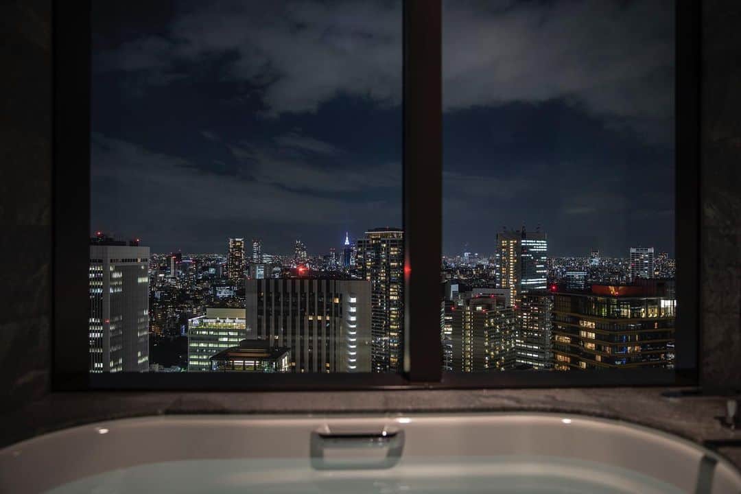のインスタグラム：「Overlooking on a sparkling cityscape ✨ 輝く灯を見下ろして🌃  “Prestige Corner” The Okura Prestige Tower 「プレステージコーナー」 オークラ プレステージタワー  #ホカンス #ホテルステイ  #ステイケーション #ビューバス  #東京ホテル #ラグジュアリーホテル #theokuratokyo #オークラ東京  #hotelroom #hotellife #bathwithview　 #tokyohotel #luxuryhotel #hotelview  #bathroomgoals #bathroom #luxurylifestyle #luxurylife  #lhw #uncommontravel #lhwtraveler #tokyotrip #东京 #酒店 #도쿄 #호텔 #일본 #ญี่ปุ่น #โตเกียว #โรงแรม」