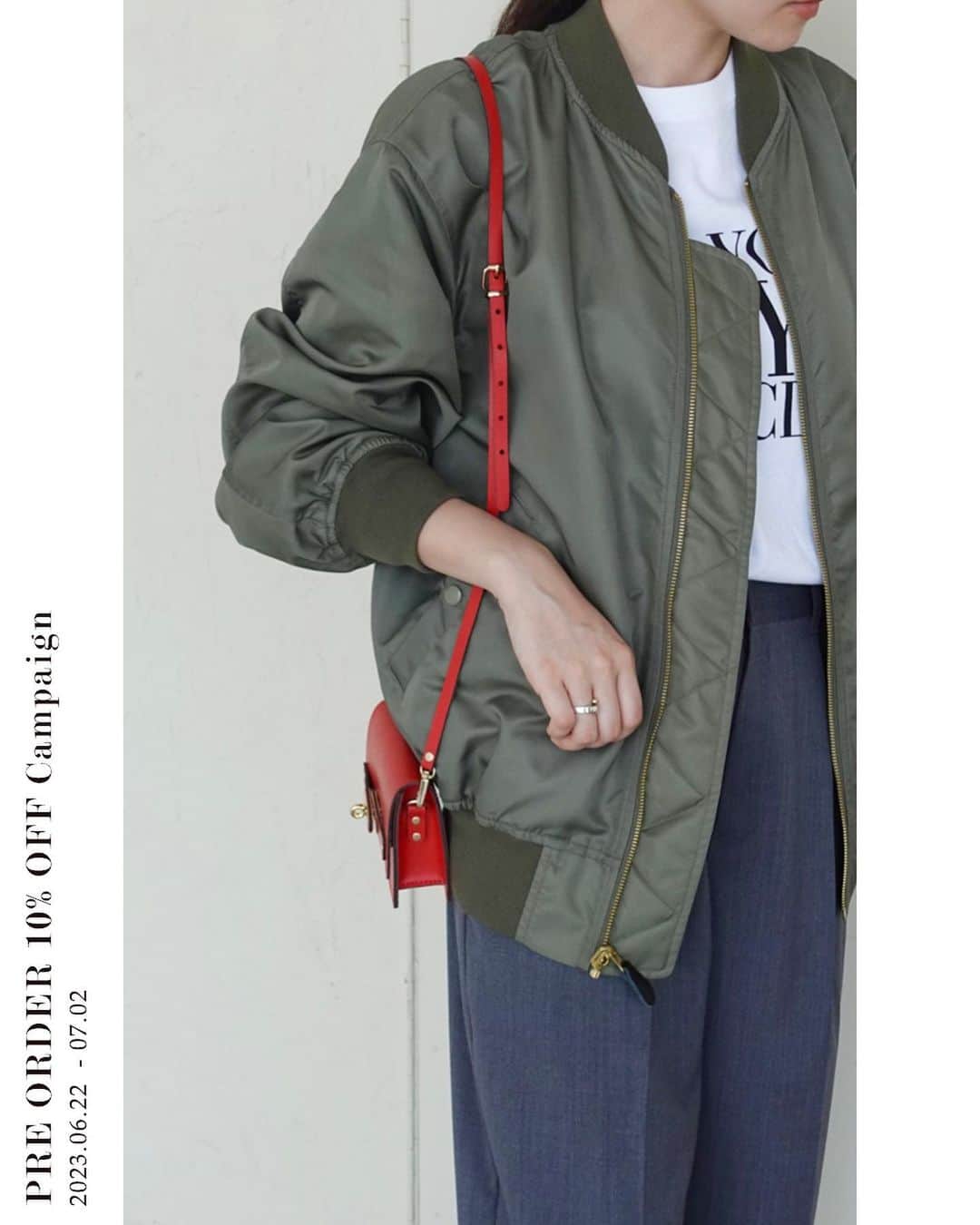 のインスタグラム：「【CAMPAIGN】 PRE ORDER 10%OFF 開催中  2023年秋冬の対象予約アイテムを10%OFFでお買い求めいただける、先行予約会「PRE ORDER 10% OFF Campaign」を開催中。 注目のブランドやアイテムのほか、ここだけでしか買えない別注アイテムをおトクに手に入れられるチャンスです。  ぜひこの機会をお見逃しなく！  ——————————  リバーシブルMA-1 ¥17,600 tax included no.23011400803030  ウォッシャブルTWパンツ ¥15,400 tax included no.23030400905030  NYCロングTシャツ ¥7,150 tax included no.23070400910030  【VICE VERSA/バイス ベルサ】金具付きミニバッグ ¥15,400 tax included no.23092410003130  NYCスウェットハーフジッププルオーバー ¥9,900 tax included no.23070400909030  クルーネックシアーロングTシャツ ¥7,480 tax included no.23070400301030  デニムワイドパンツ ¥15,400 tax included no.23030400900030  ※お会計時に表示価格から10%OFFとなります  ——————————  @tamakaji_  @baycrews  ——————————  #2023_07_newarrival#baycrews #baycrewsstore #journalstandardladies #journalstandard #2023spring #spring #ジャーナルスタンダード #レディースファッション #ベイクルーズ #大人コーデ #夏コーデ #夏物 #夏服 #大人コーデ#30代コーデ#40代コーデ#秋服#秋コーデ#シアートップス#シアーアイテム#MA-1#スウェットコーデ#スウェット」
