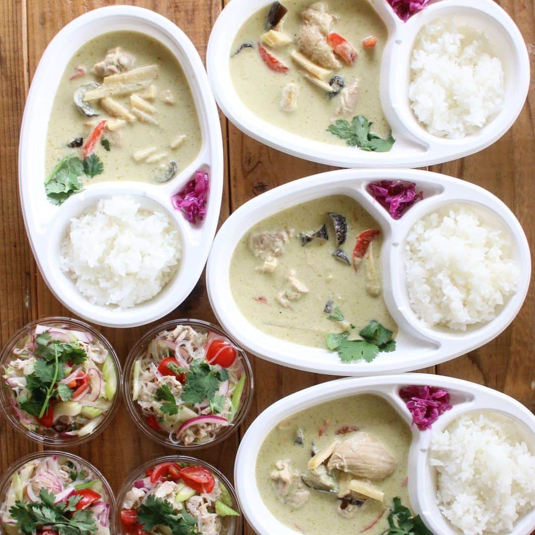 のインスタグラム：「今日のお弁当 2023.06.26  グリーンカレー ヤムウンセン  うちに来ている新人ちゃん達の仮配属が月末で終わりなので、お別れお弁当。 フツーのお弁当にしようかと思ったけど、自分では作らない物が食べたい！との事だったのでタイ料理で。 いつも使ってるグリーンカレーペーストの在庫が切れてるの忘れてて、昨日都内に出たから買ってくればよかった😭 あと美容院のシャンプーも買い忘れちゃったし😭 かなしみ。  土日遊び歩いたから今日まじ辛かった。 明日も仕事かー泣  気づけば今年ももう半年終わってしまう。ホント1年はやいなー」