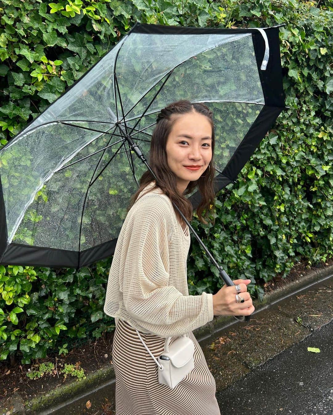 Ungrid staff snapのインスタグラム：「＼ZOZOTOWN NEWS📰／  6.28(wed) 12:00- ZOZOTOWNでRAN、AKIが組んだオリジナルコーディネートSETが登場🎪  🐘RAN's coordinate @ran_tachibana_ 155cm #レイヤードテレコキャミワンピース　 × #ショートメッシュロングスリーブtee  ⬇︎ ¥5,700 OFF🔥 ✍️今年らしく着回しの効くメッシュロンTeeとSETにしました！ メッシュロンTeeは羽織るだけで今年っぽくなるし、襷掛けでもアレンジするのもオススメ◎ 今年らしいカジュアルスタイリングを楽しみたい方におすすめです🤝  🦙AKI's coordinate @aki_ishikuro_ 166cm #レイヤードテレコキャミワンピース　 × #スリーブデザインハーフスリーブシャツ　 ⬇︎ ¥5,700 OFF🔥 ✍️袖のギャザーデザインが一癖あって個人的に大好きなシャツとSETにしました。 シャツは羽織っても、中にインしてレイヤードしても◎ ワンピースを一癖付けて大人っぽく着たい方におすすめです。  ーーーーーーーーーーーーーーーーーーーーーーーーーーーー  ☑︎商品詳細は製品タグ or TOPページURLよりチェック  » @Ungrid_official ・ ・ ☑︎全国のスタッフのスタイリングを毎日更新中！  »@Ungrid_staffsnap . . #Ungrid #ungrid_official #ungridコーデ #アングリッド #カジュアルコーデ #カジュアル #シンプル #シンプルコーデ #ワンピース #キャミワンピース #ワンピ #キャミワンピ #メッシュ #シャツ」