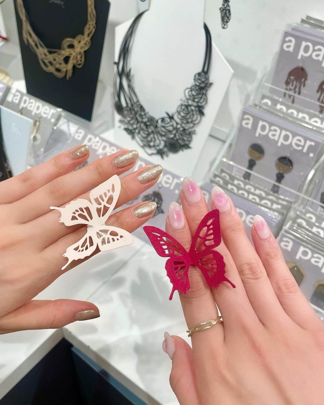 丸りおなさんのインスタグラム写真 - (丸りおなInstagram)「.  紙で出来た新感覚のアクセサリーPaperJewelry💍💕  沖縄にある @apartment_okinawa さんにお邪魔しました〜！💎  紙で出来ているので、金属アレルギーの方や肌の弱い方でも安心して身につけることが出来るの♩  私も夏は汗とかで痒くなっちゃうからこうゆうのは嬉しいな♡  という事で、私は白のイヤリングをゲットー！ ペーパージュエリーは #ラブストック で販売されてます♡  ストーリーにURL載せるからチェックしてみてね✔︎  nail: @nail___mami さん💅  #ペーパージュエリー #金属アレルギー #沖縄 #沖縄旅行 #沖縄みやげ #沖縄県 #金属アレルギー対応 #金属アレルギー対応アクセサリー #金属アレルギー対応ピアス #アクセサリー #沖縄アクセサリー #アクセサリー女子 #paperjewelry #paper #okinawa #お洒落さんと繋がりたい #お洒落ネイル #川崎ネイル #ネイルデザイン #panaii #川崎ネイルサロン」6月26日 18時21分 - _riona81