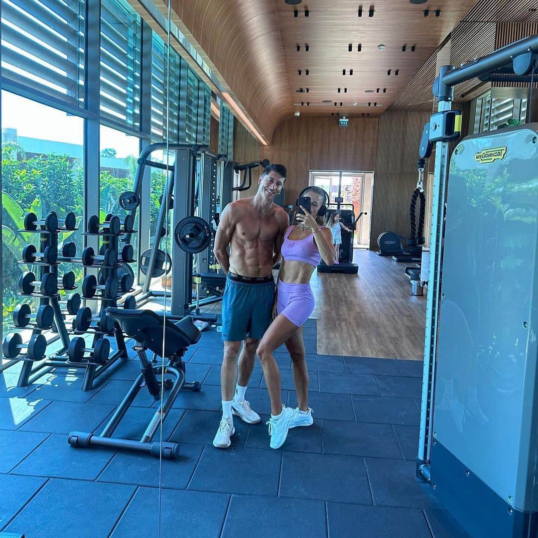 ロベルト・レヴァンドフスキのインスタグラム：「Best gym partner 🏋🏻🖤 @annalewandowska」