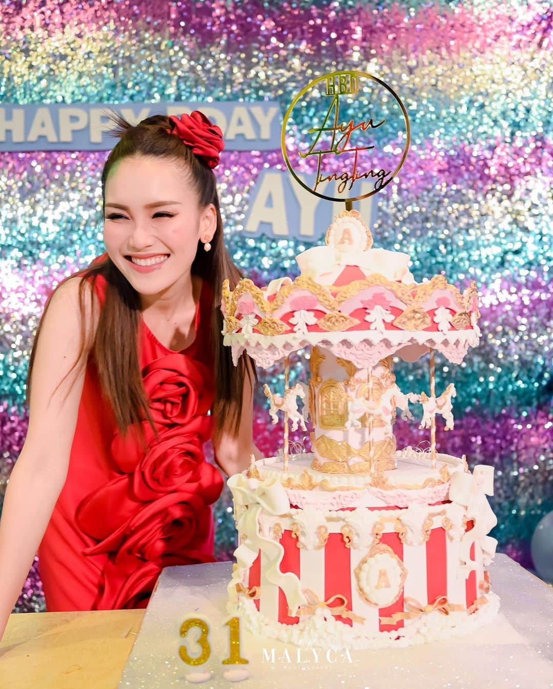 アユ・ティンティンのインスタグラム：「Surprise Birthday 🩷🩷 @ayutingting92 lagi dan lagi aku pastinya slalu pesan cake cantik ini di langganan kue birthday aku @blessingangelpastries slalu bisa bikin sesuai yang kita mau dan rasanya dijamin banget kuenya enak 👍🏼❤️😍  Venue : @sotishotelkemang @ferdypedi2203  Decoration & Event Organizer : @slc_weddingservice @rini_marianimarzuki  Dress by : @yantiadeni  MC : @sanggar_tarissa @ria_slc Entertainment : @warehouse_pro  Documentation : @malyca.universe @malycaphoto  @simplymoment.id  Lighting : @juns_lighting  Birthday Cake : @blessingangelpastries @angelsthefanie Hampers : @howelandco @maxmax_collection  DJ : @romel_pentury Invitation & Buku Tamu : @viding.co  Photobooth : @twinsphotobooth  Event Management : @partywithmamak @stephanipeea」