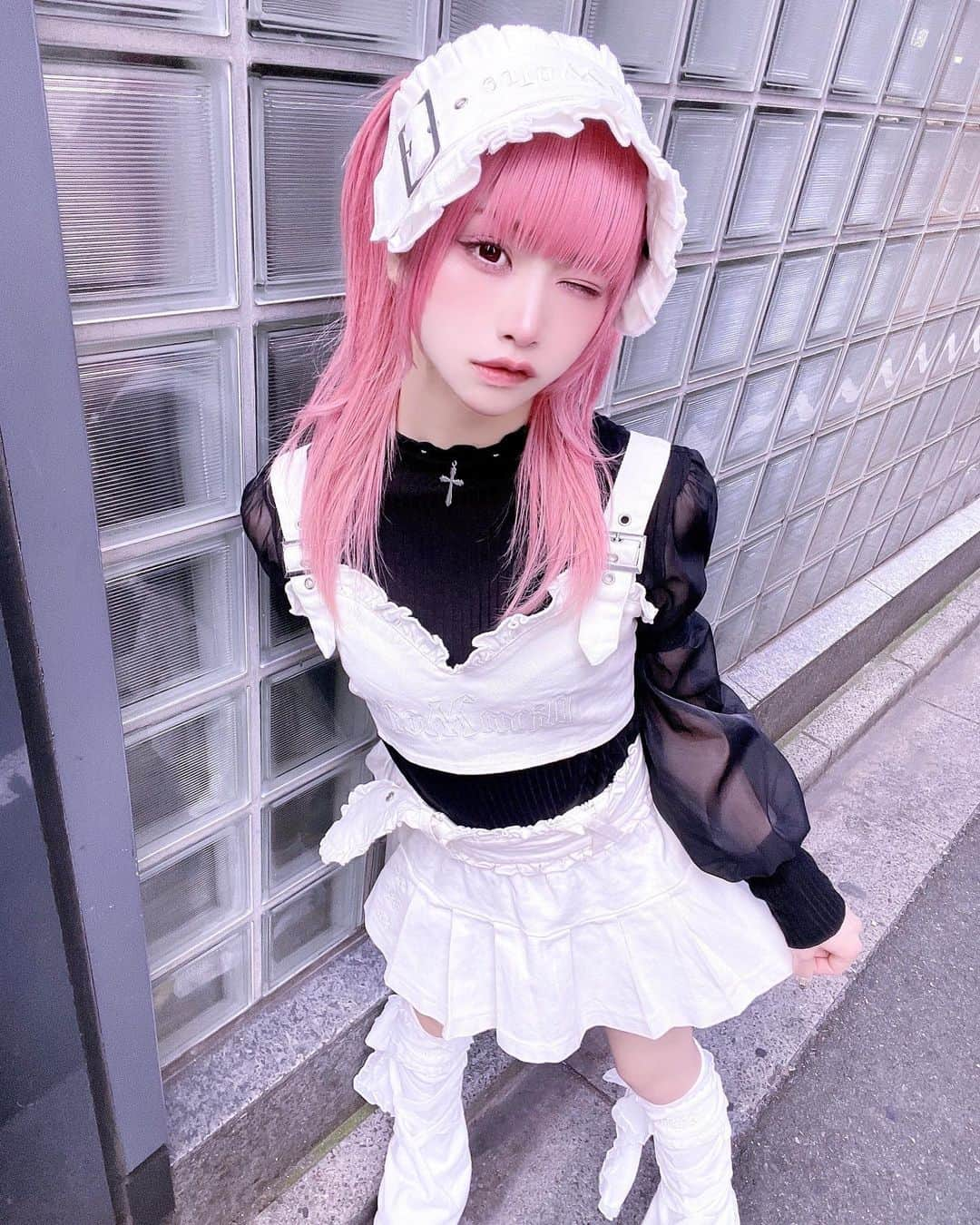 いちのインスタグラム：「ꕁ ♥ ꕁ  dimmoireで全身こーで !!  #idol #cosplay #cosplayer #cosplaygirl #japanesegirl #girl #selfie #instagood #hightone #maid #wolf #pinkhair #highlighthair #twins #twintail #fff #lfl #l4l #ハイライトカラー #アイドル #派手髪 #ウルフカット #ウルフ #dimmoire」