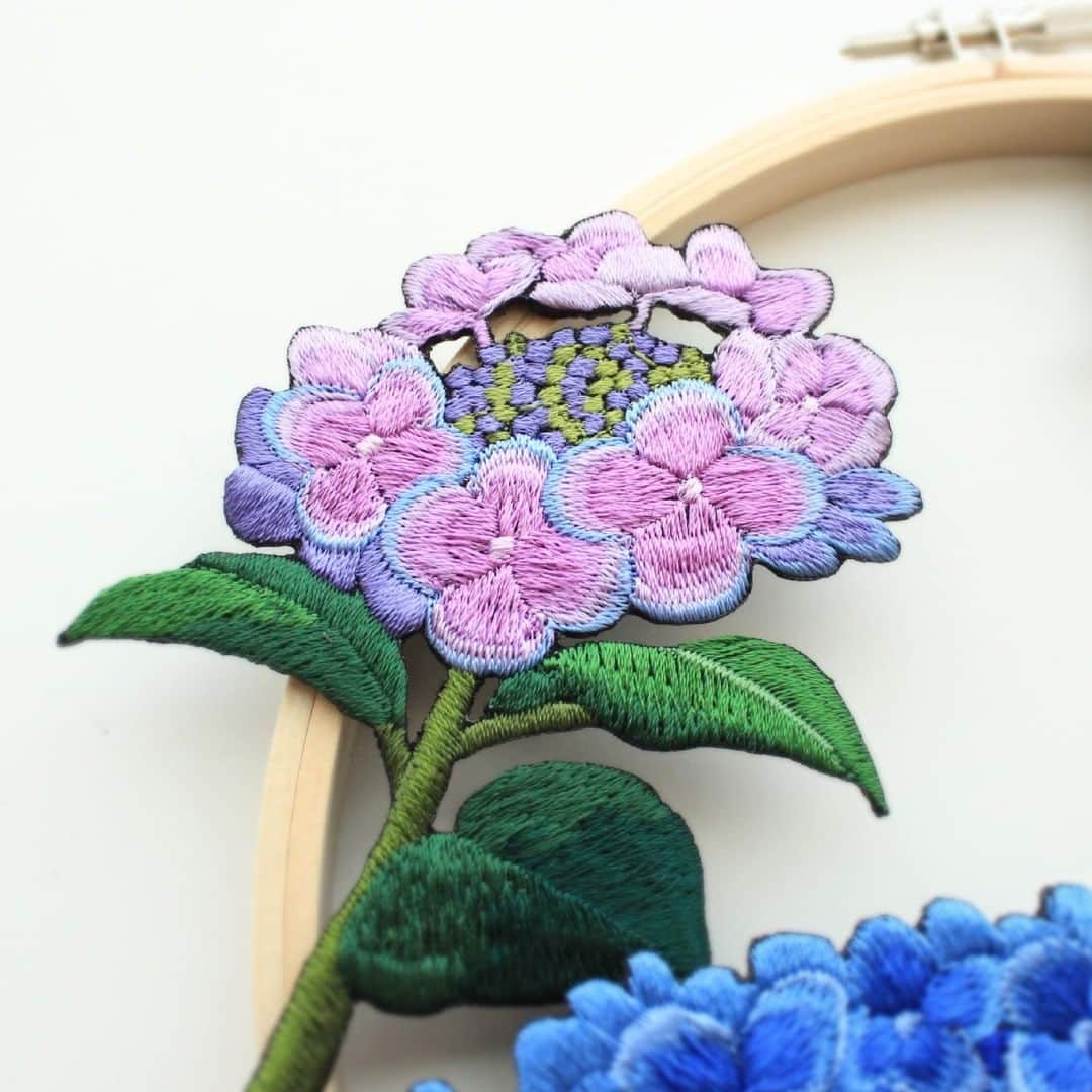 minneさんのインスタグラム写真 - (minneInstagram)「梅雨に咲き誇る 紫陽花の刺繍リース  目を惹く鮮やかな青色と淡く上品な紫色の紫陽花が、刺繍枠を囲むように咲いている刺繍リース。 何色もの刺繍糸を重ね合わせることで、紫陽花の特徴である丸い立体感と美しいグラデーションをお楽しみいただけます。  玄関やお部屋など、ちょっとした空間に華やかさと季節感を取り入れてみませんか？  ▶️詳細は @minne_official のプロフィールリンクから  ＊ーーーーー  🏠amiさん（ @ami_embroidery ） 「今よりほんの少し、あなたの暮らしが豊かで上質な日々になりますように。刺繍糸を一針一針刺しながら、願いを込めて制作しています。」 https://minne.com/smirnoff  ＊ーーーーー  🔍紫陽花の刺繍リース https://minne.com/items/36511463  #紫陽花 #紫陽花刺繍 #刺繍 #刺繍リース #フラワーリース #リース #刺繍ミシン #梅雨 #梅雨の花 #壁掛け #壁掛けアート #インテリアフラワー」6月26日 18時30分 - minne_official