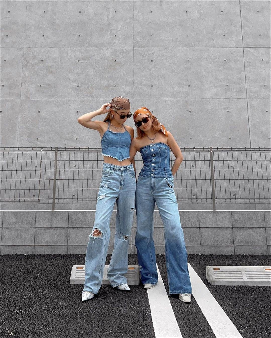 HARUYOさんのインスタグラム写真 - (HARUYOInstagram)「. デニムシミラールック👖🩵 @chuu_clabel のデニムジャンプスーツかわちすぎた🥹♡  #chuumade#koreanfashion#koreanstyle#shein#y2k#y2kファッション#y2kfashion#韓国ファッション#韓国コーデ#海外ファッション#海外コーデ#シーイン#プチプラコーデ#バンダナ#デニムコーデ#デニデニ#シミラールック#リンクコーデ」6月26日 18時30分 - h_trip