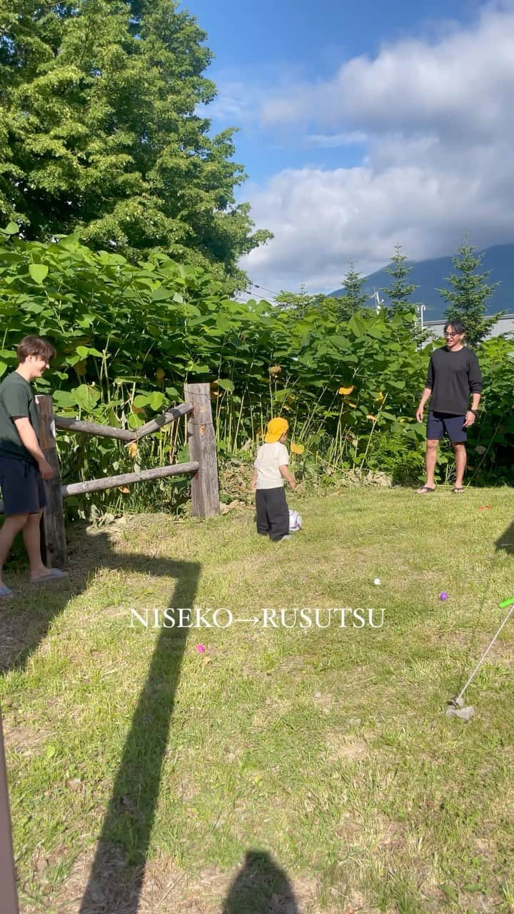 武田奈也のインスタグラム：「ㅤ 　 NISEKO🏕️→RUSUTSU🎡 　 クタクタに疲れて帰ってきて10時間寝たけど 最高に楽しい時間でした🚗☀️ 　 はるも、みんなにたくさん遊んでもらってよかったね🥹❤️ 　 暑さとか虫とか昔から無理だけど せっかく北海道に住んでるから たくさん北海道を味わいたいと思ってお出かけして 想像以上に緑🌳山⛰️一本道🛣️牛🐄を感じてます👌 　 小さい頃から大自然に触れられて (私は虫触ったり、草に寝たり、イヤーってなってるけど) 貴重な経験が出来てるなあと👦🏻🌱 　 　 またみんなでニセコ行きたいな🍖　 　  #ニセコ #ルスツ #北海道」